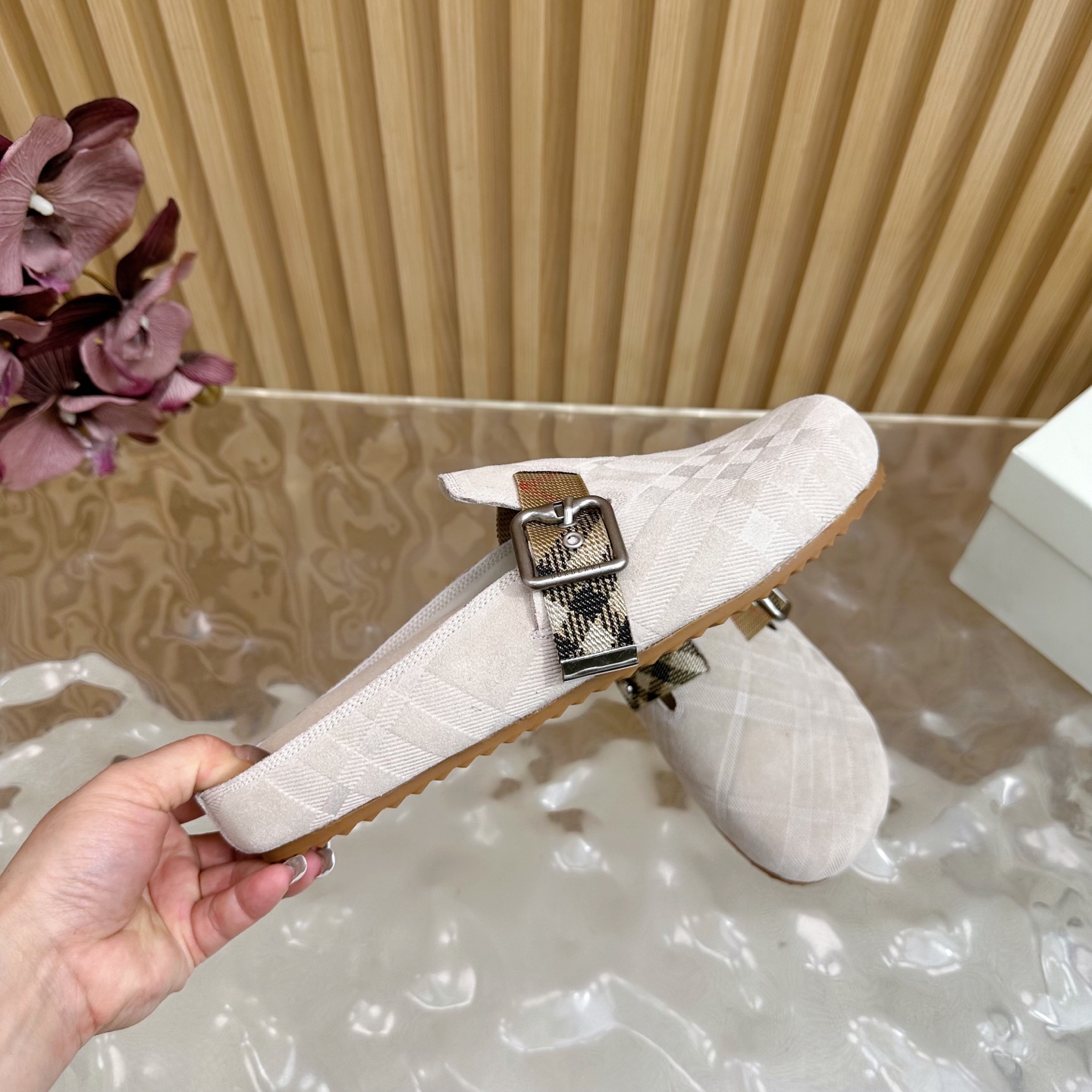 “2025 Burberry Wind Blast: Anti-Fashion Slippers with Italian Craftsmanship and Logo Design” - 图片 8