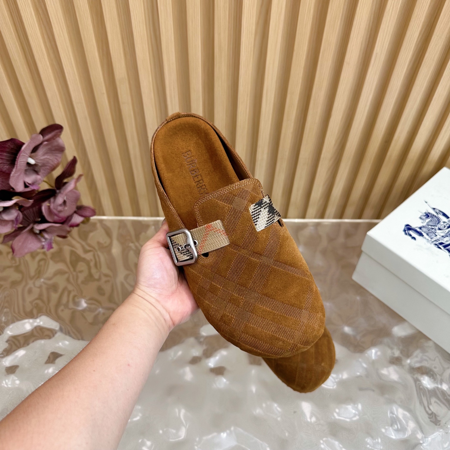 “2025 Burberry Street.P672 Male 696 Slippers: Italian Workshop, Antiflue/Cow Skin, Brand Logo, Pressurized Soles” - 图片 7
