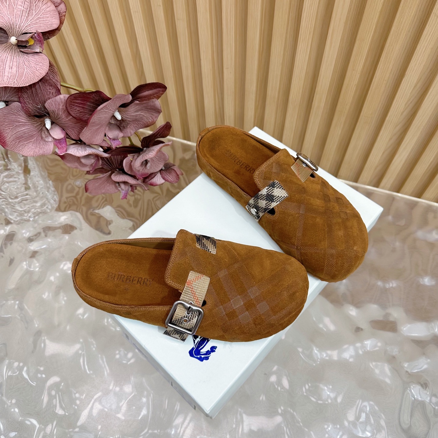 “2025 Burberry Street.P672 Male 696 Slippers: Italian Workshop, Antiflue/Cow Skin, Brand Logo, Pressurized Soles” - 图片 2