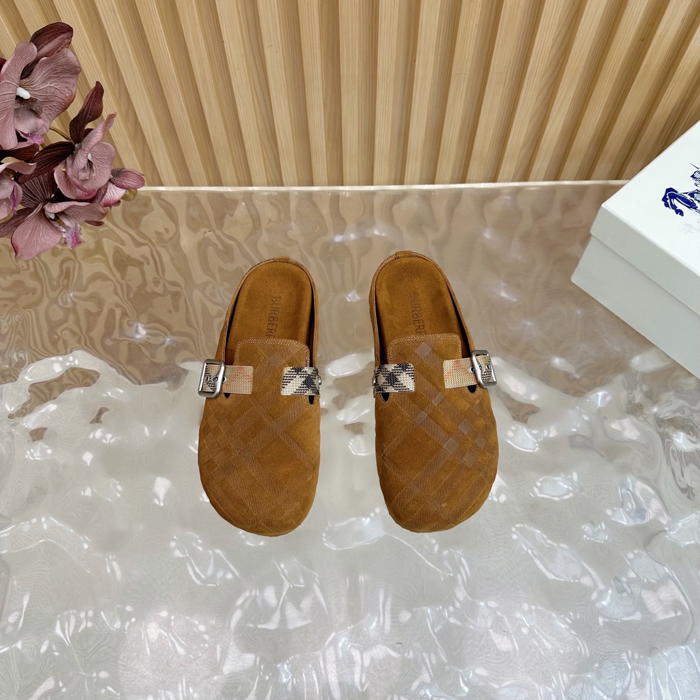 “2025 Burberry Street.P672 Male 696 Slippers: Italian Workshop, Antiflue/Cow Skin, Brand Logo, Pressurized Soles” - 图片 4