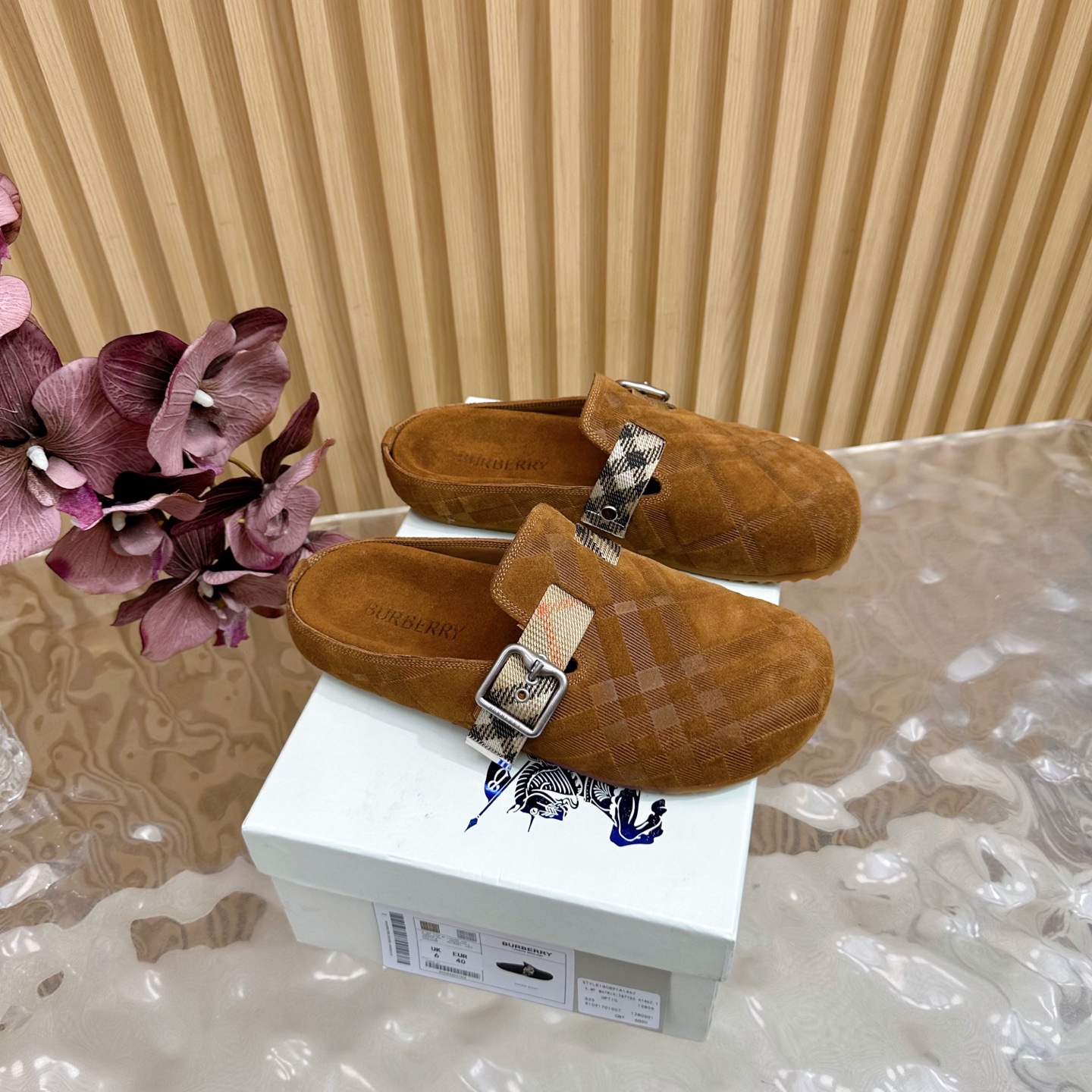 “2025 Burberry Street.P672 Male 696 Slippers: Italian Workshop, Antiflue/Cow Skin, Brand Logo, Pressurized Soles” - 图片 1