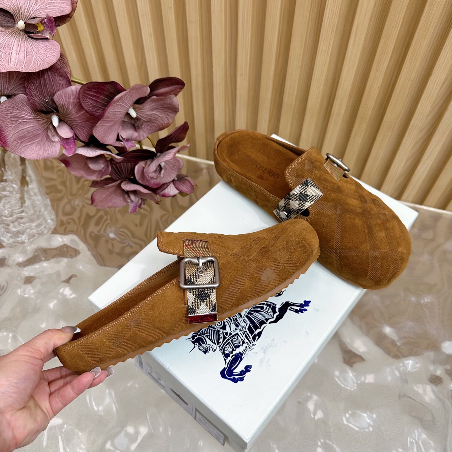“2025 Burberry Street.P672 Male 696 Slippers: Italian Workshop, Antiflue/Cow Skin, Brand Logo, Pressurized Soles” - 图片 3