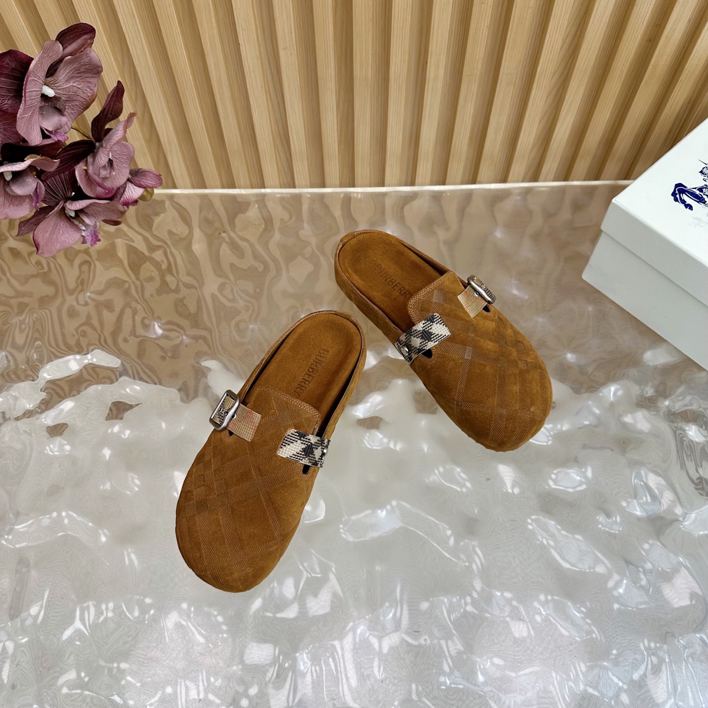 “2025 Burberry Street.P672 Male 696 Slippers: Italian Workshop, Antiflue/Cow Skin, Brand Logo, Pressurized Soles” - 图片 6
