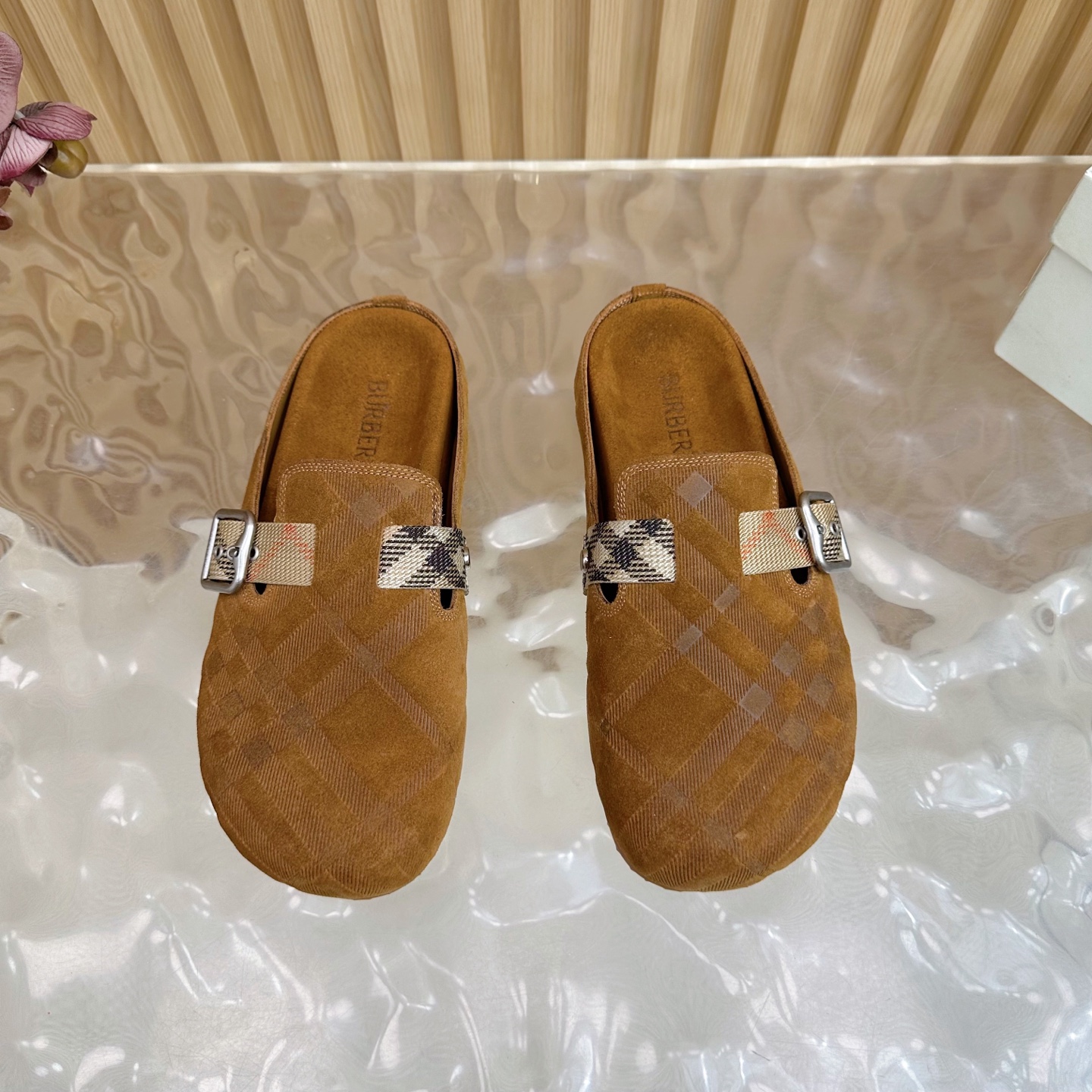 “2025 Burberry Street.P672 Male 696 Slippers: Italian Workshop, Antiflue/Cow Skin, Brand Logo, Pressurized Soles” - 图片 5