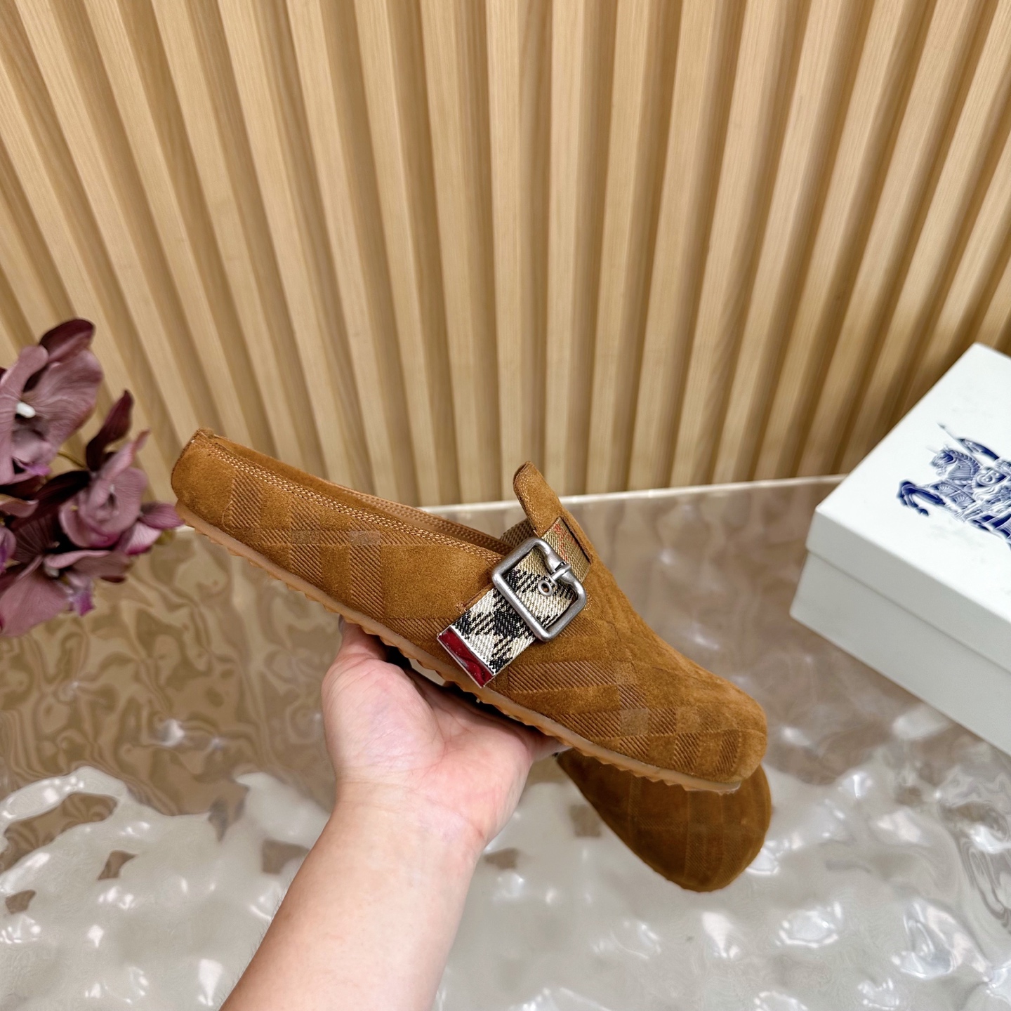 “2025 Burberry Street.P672 Male 696 Slippers: Italian Workshop, Antiflue/Cow Skin, Brand Logo, Pressurized Soles” - 图片 8