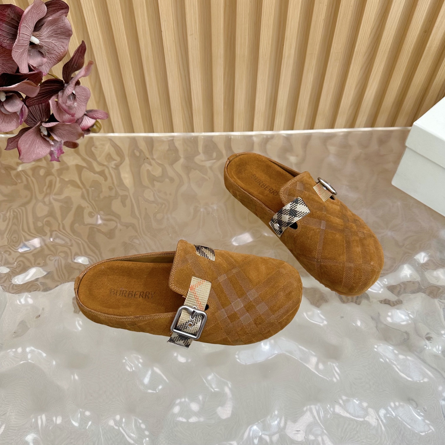 “2025 Burberry Street.P672 Male 696 Slippers: Italian Workshop, Antiflue/Cow Skin, Brand Logo, Pressurized Soles” - 图片 9