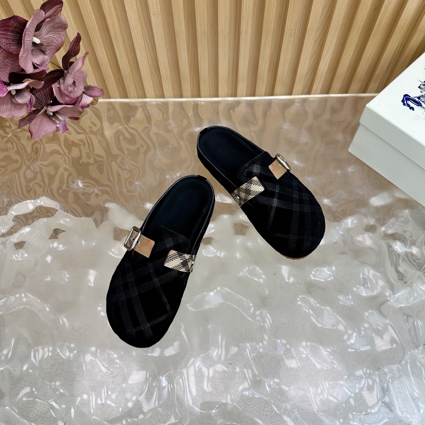 “Barbara Burberry 2025 Collection: Fine Italian Workshops Craft Soft Anti-Fashion Slippers with Pressurized Soles” - 图片 6