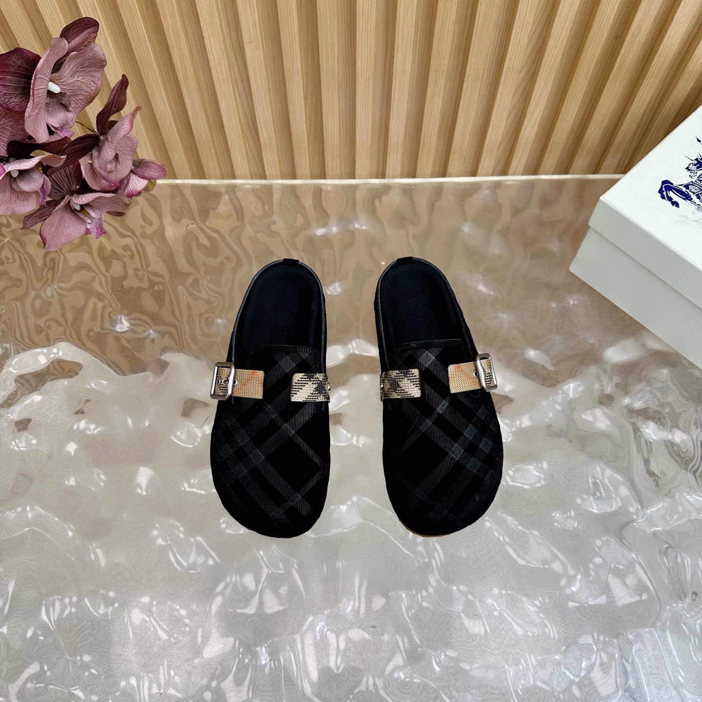 “Barbara Burberry 2025 Collection: Fine Italian Workshops Craft Soft Anti-Fashion Slippers with Pressurized Soles” - 图片 4