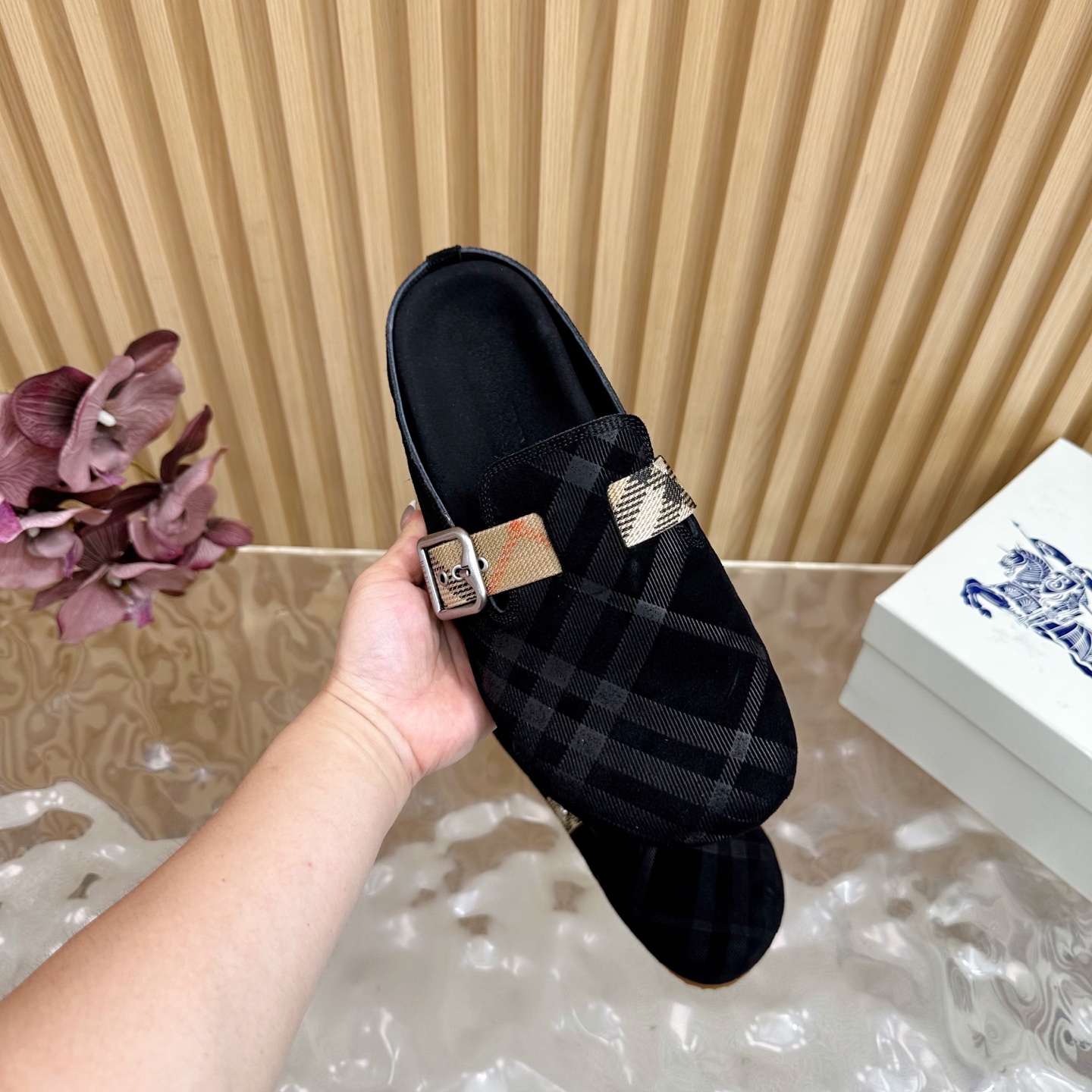 “Barbara Burberry 2025 Collection: Fine Italian Workshops Craft Soft Anti-Fashion Slippers with Pressurized Soles” - 图片 7