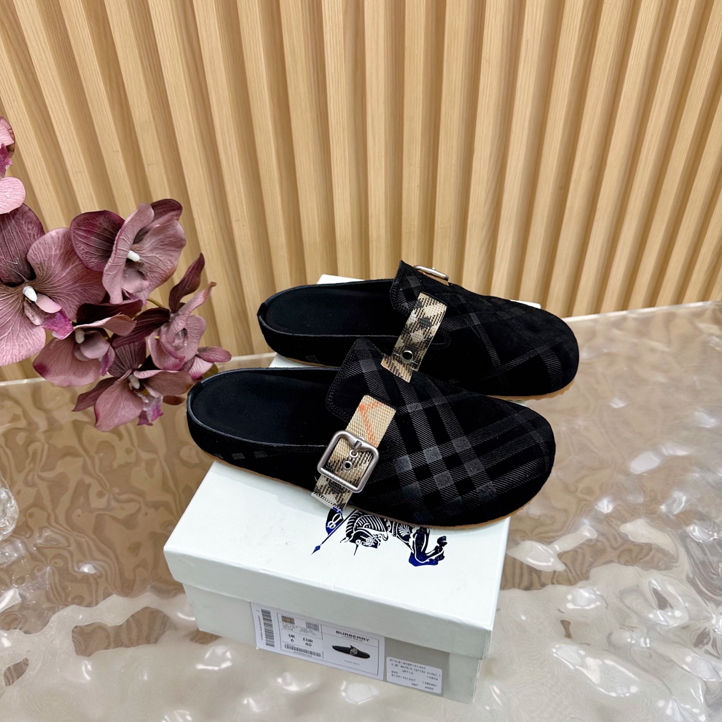 “Barbara Burberry 2025 Collection: Fine Italian Workshops Craft Soft Anti-Fashion Slippers with Pressurized Soles” - 图片 1