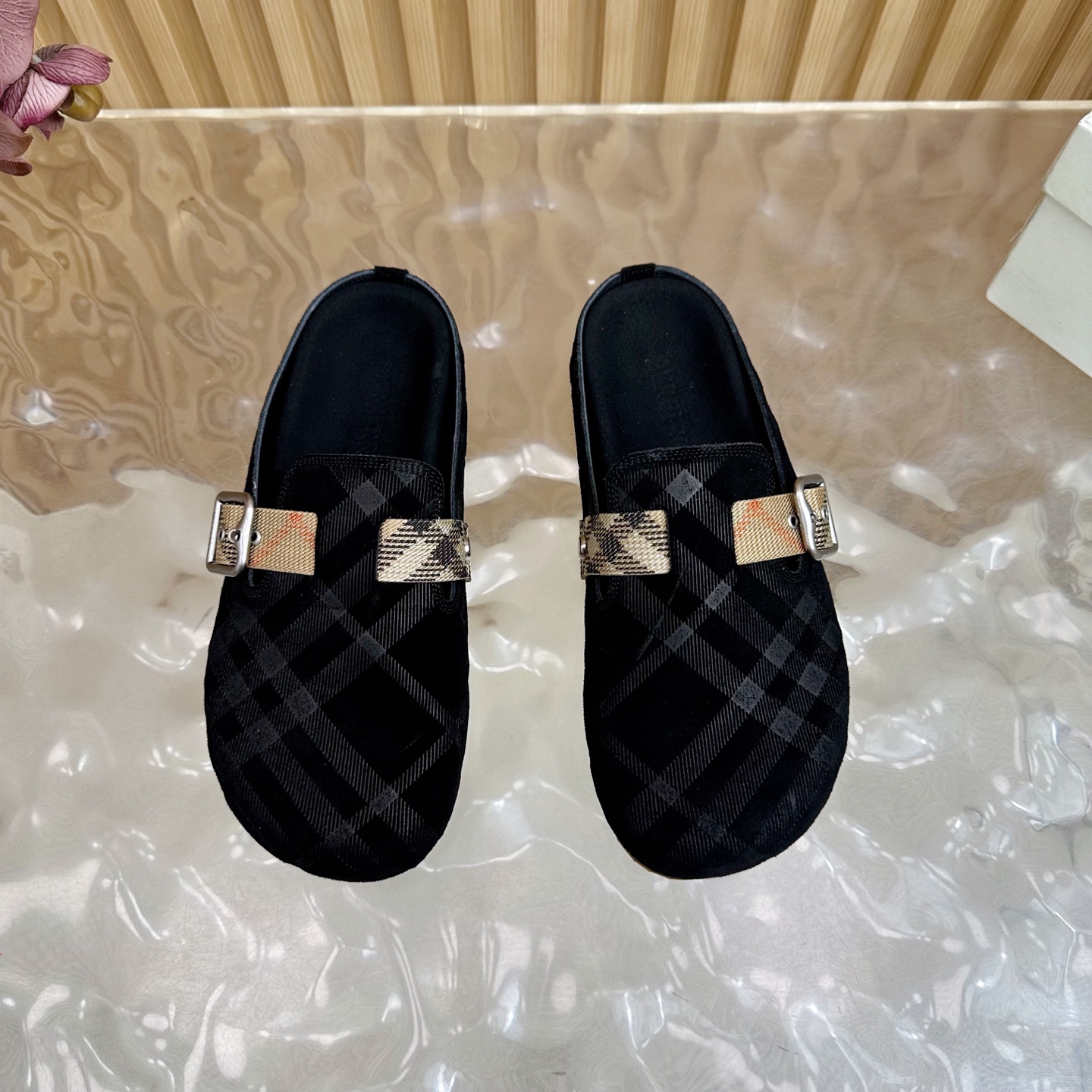 “Barbara Burberry 2025 Collection: Fine Italian Workshops Craft Soft Anti-Fashion Slippers with Pressurized Soles” - 图片 5