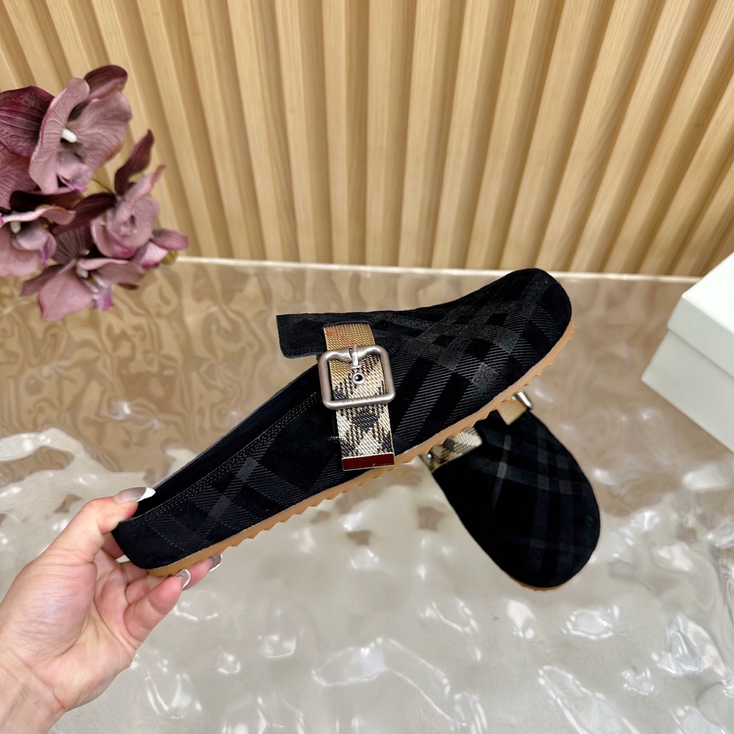“Barbara Burberry 2025 Collection: Fine Italian Workshops Craft Soft Anti-Fashion Slippers with Pressurized Soles” - 图片 8