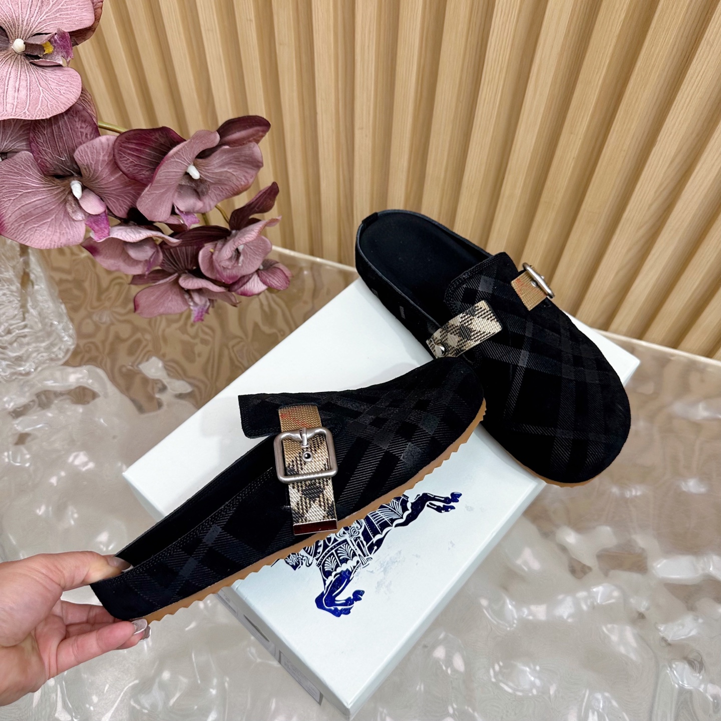“Barbara Burberry 2025 Collection: Fine Italian Workshops Craft Soft Anti-Fashion Slippers with Pressurized Soles” - 图片 3