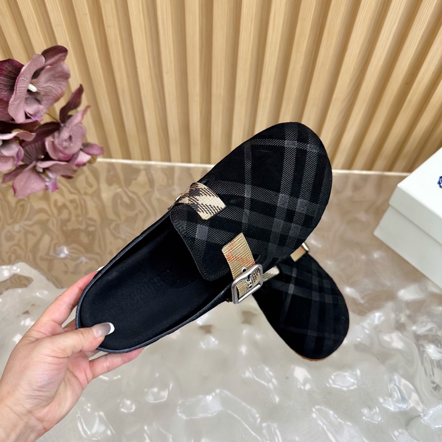 “Barbara Burberry 2025 Collection: Fine Italian Workshops Craft Soft Anti-Fashion Slippers with Pressurized Soles” - 图片 9