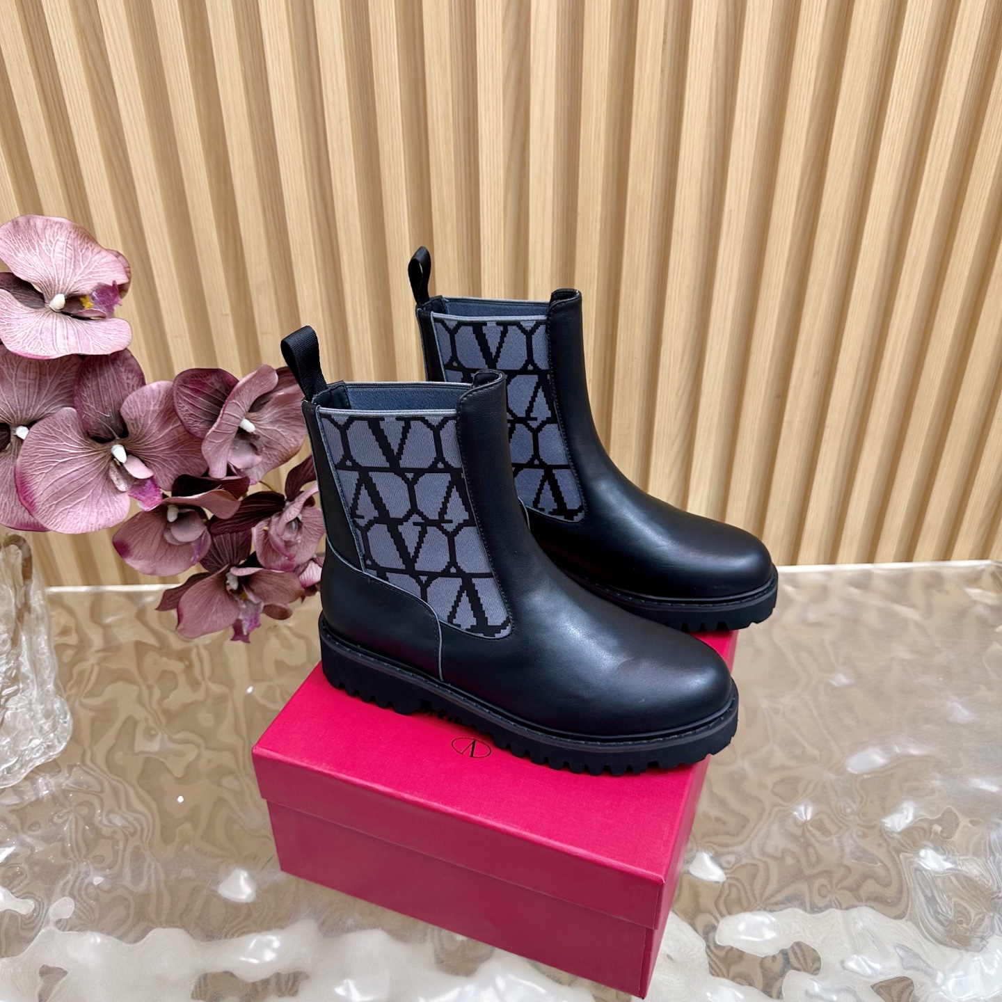 Luxurious 2025 Autumn/Winter Boots: Original Cowhide, Logo-Resistant Rubber Mix, Size 35-140 - 图片 1