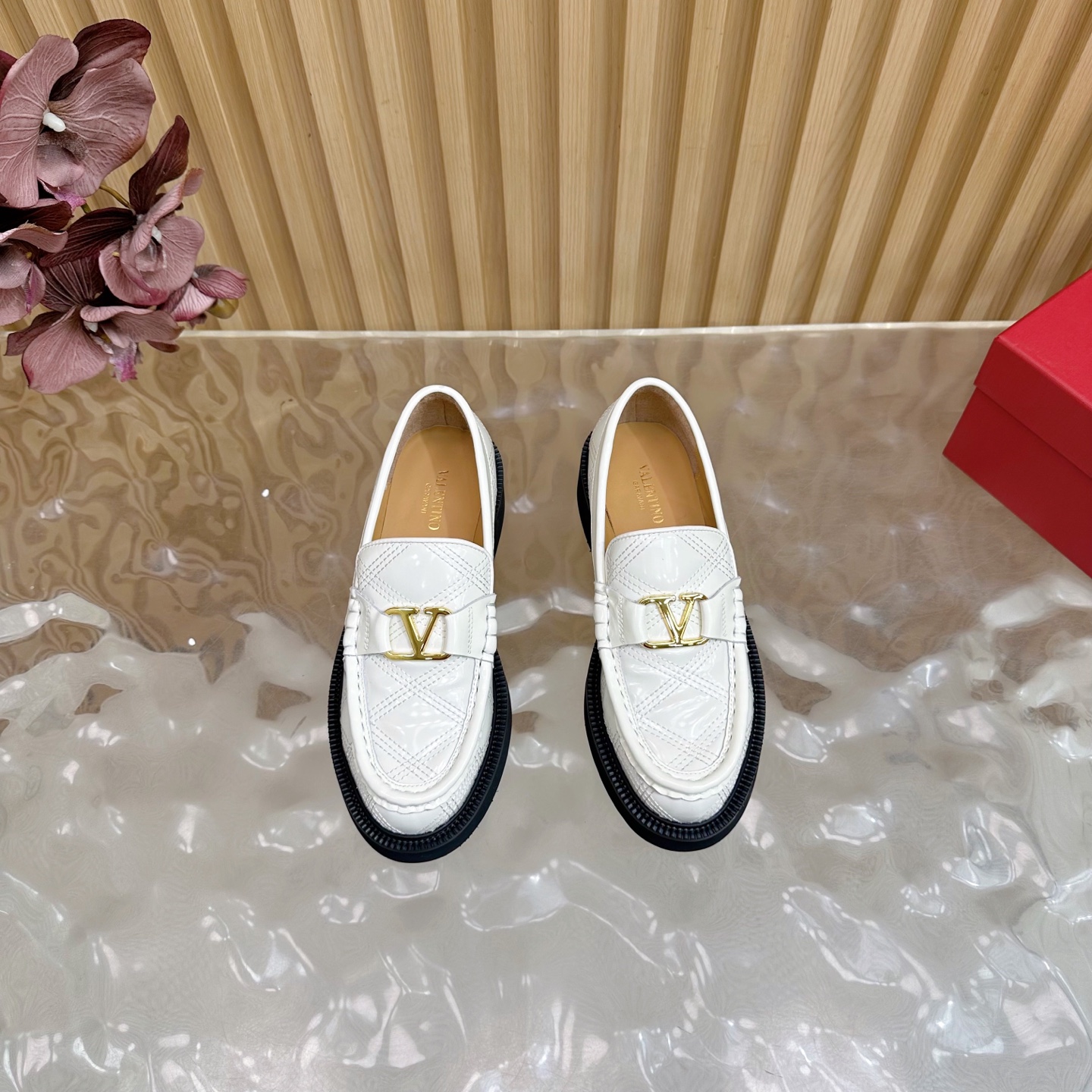 “Valentino’s 2025 Autumn/Winter Metal Series: Luxurious Footwear with Original Custom Cowhide and Metal Plating Details” - 图片 4