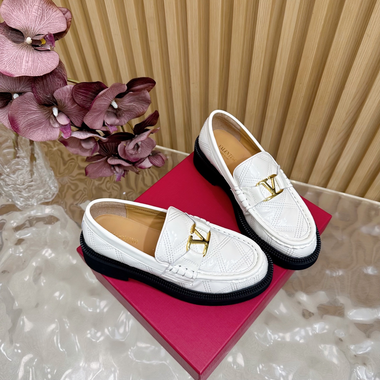 “Valentino’s 2025 Autumn/Winter Metal Series: Luxurious Footwear with Original Custom Cowhide and Metal Plating Details” - 图片 2
