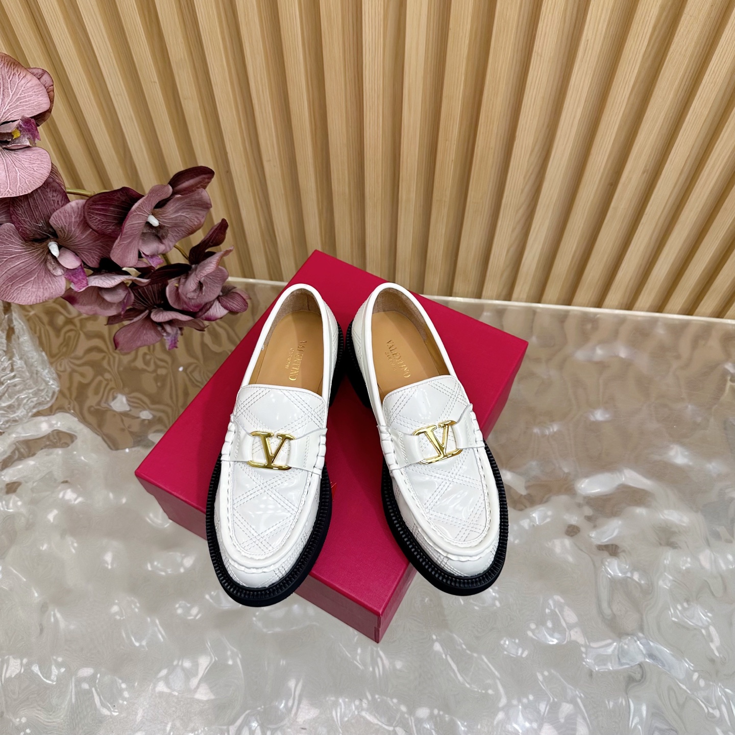 “Valentino’s 2025 Autumn/Winter Metal Series: Luxurious Footwear with Original Custom Cowhide and Metal Plating Details” - 图片 3