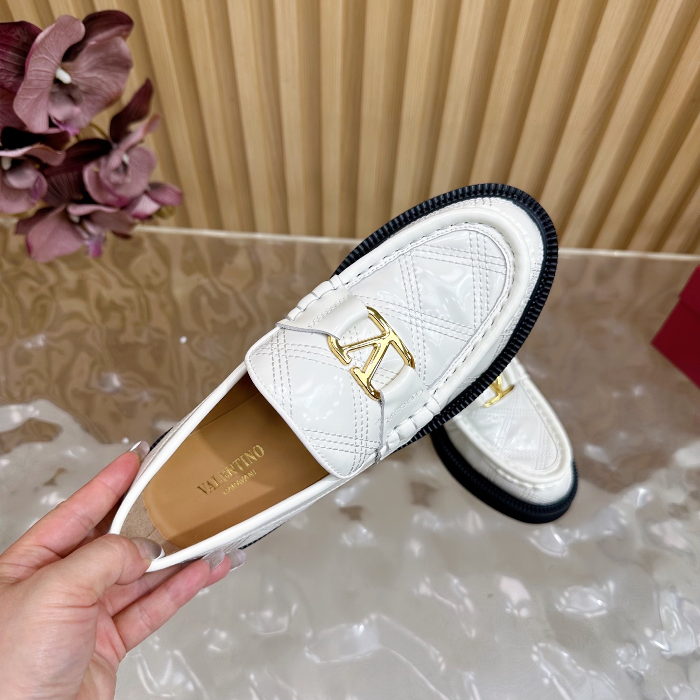 “Valentino’s 2025 Autumn/Winter Metal Series: Luxurious Footwear with Original Custom Cowhide and Metal Plating Details” - 图片 8