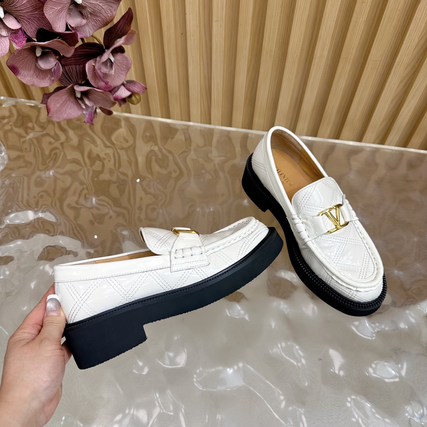 “Valentino’s 2025 Autumn/Winter Metal Series: Luxurious Footwear with Original Custom Cowhide and Metal Plating Details” - 图片 7