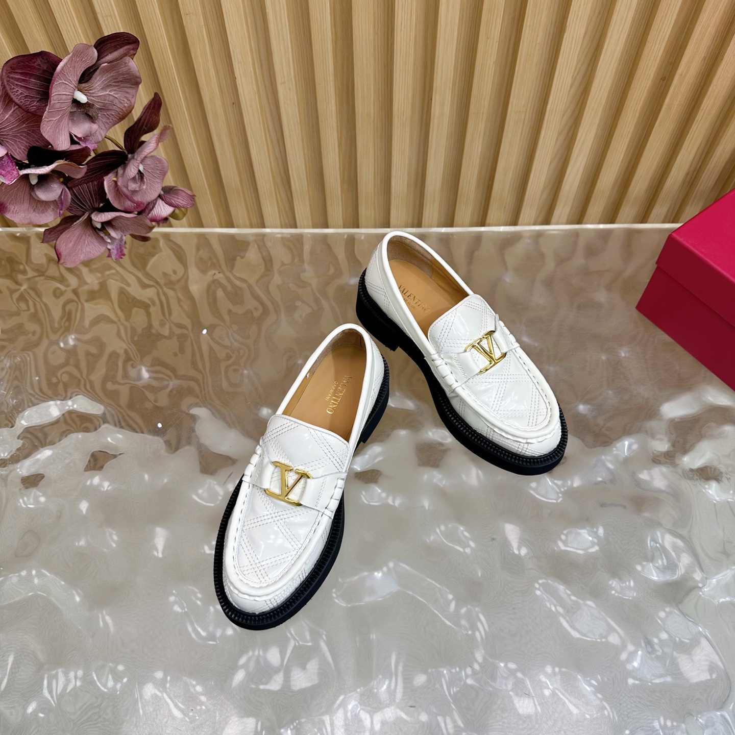 “Valentino’s 2025 Autumn/Winter Metal Series: Luxurious Footwear with Original Custom Cowhide and Metal Plating Details” - 图片 6