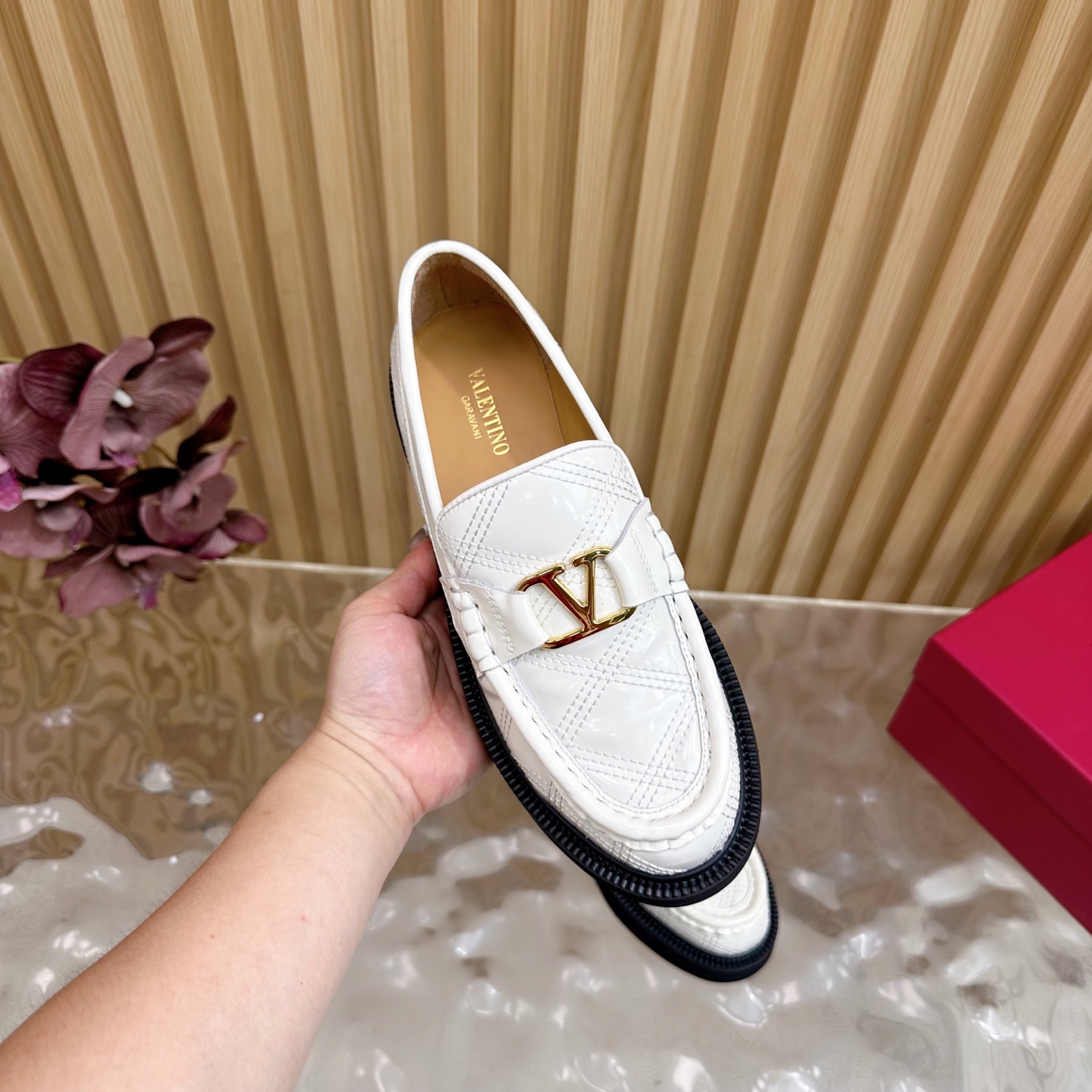 “Valentino’s 2025 Autumn/Winter Metal Series: Luxurious Footwear with Original Custom Cowhide and Metal Plating Details” - 图片 9