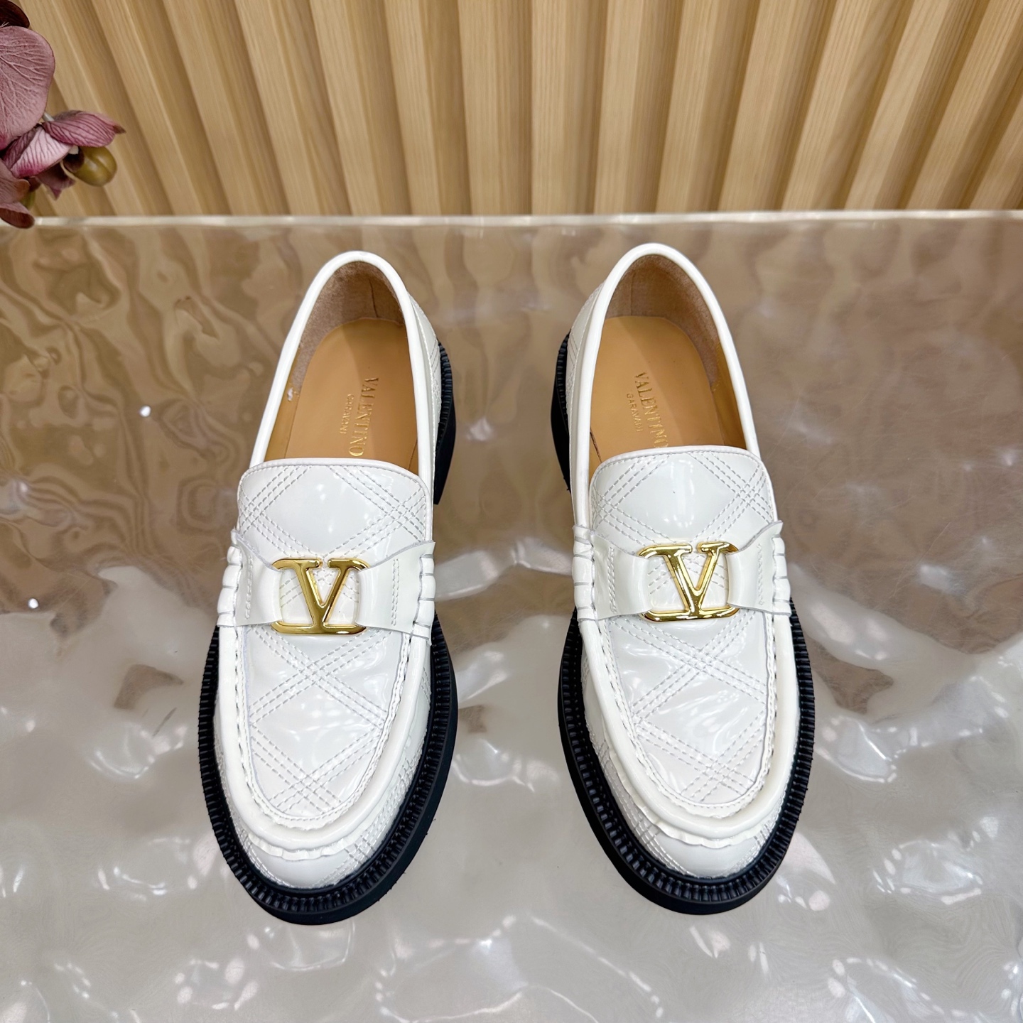 “Valentino’s 2025 Autumn/Winter Metal Series: Luxurious Footwear with Original Custom Cowhide and Metal Plating Details” - 图片 5