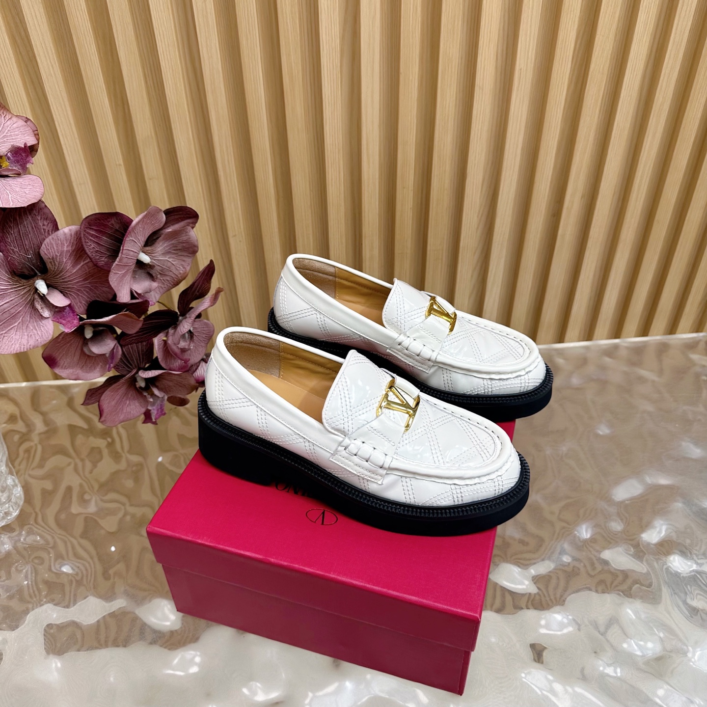 “Valentino’s 2025 Autumn/Winter Metal Series: Luxurious Footwear with Original Custom Cowhide and Metal Plating Details” - 图片 1