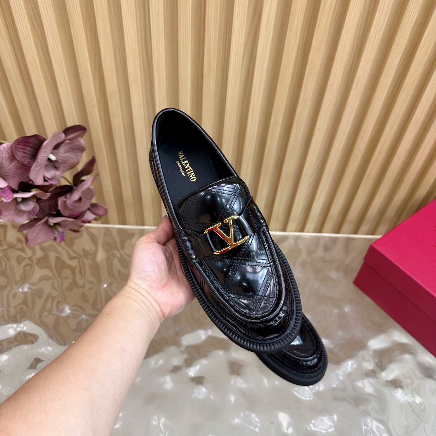 “Valentino’s House Firecracker Metals: 2025 Autumn/Winter Series with Custom Cowhide and Metal Plating” - 图片 8