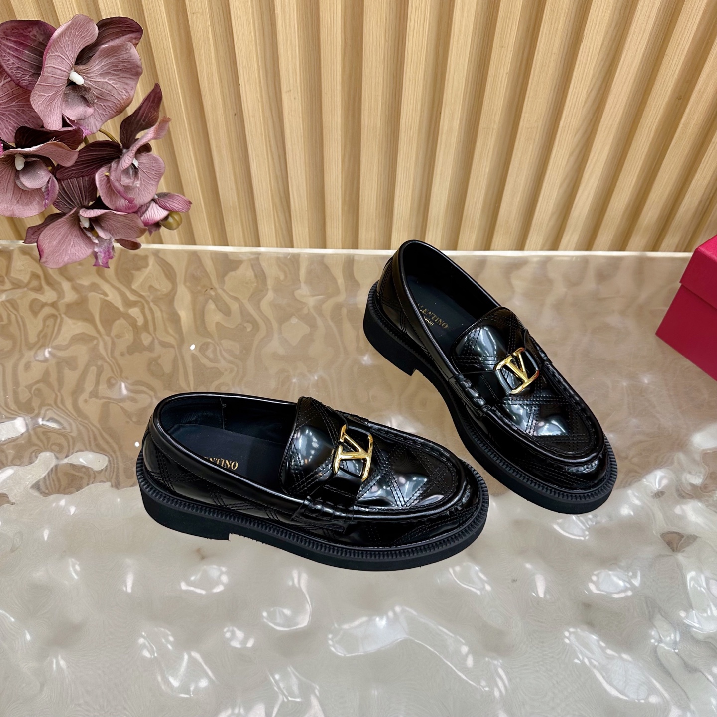 “Valentino’s House Firecracker Metals: 2025 Autumn/Winter Series with Custom Cowhide and Metal Plating” - 图片 7