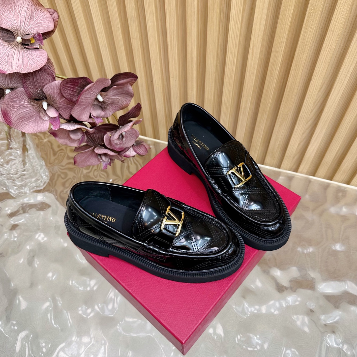 “Valentino’s House Firecracker Metals: 2025 Autumn/Winter Series with Custom Cowhide and Metal Plating” - 图片 2