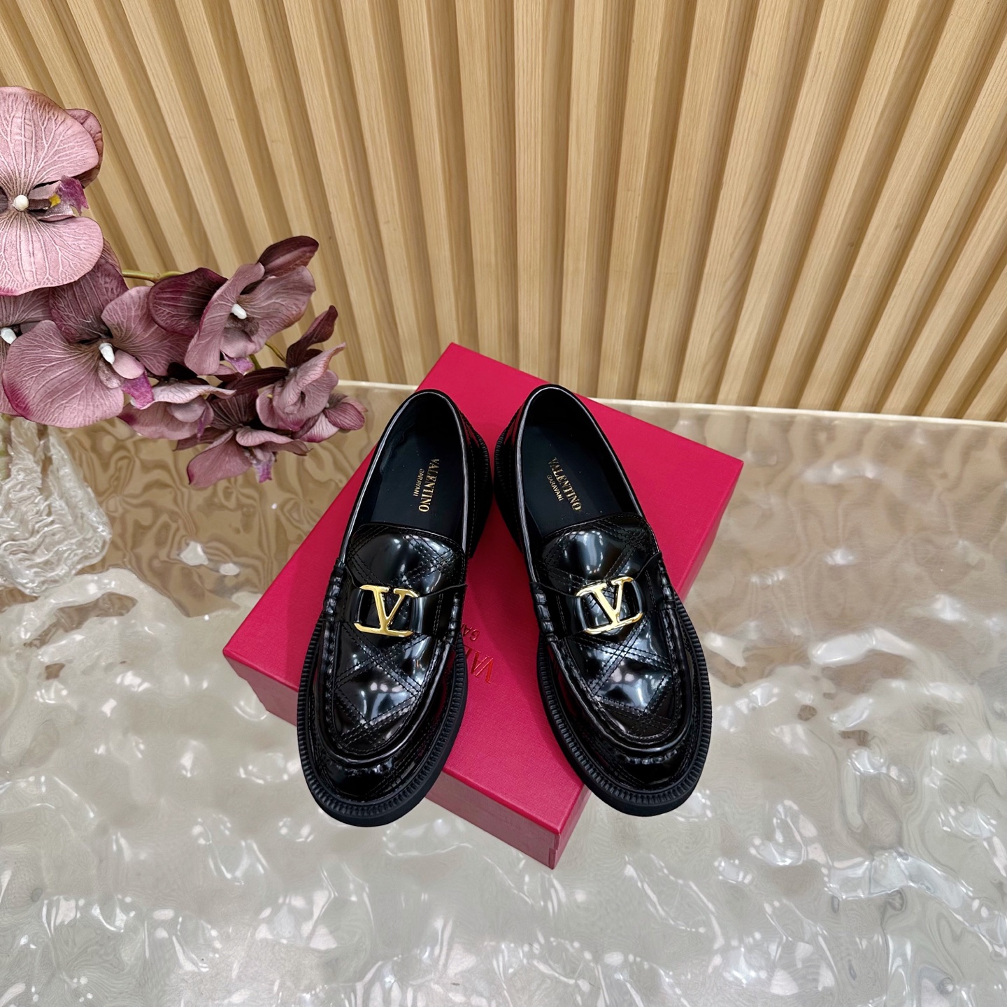 “Valentino’s House Firecracker Metals: 2025 Autumn/Winter Series with Custom Cowhide and Metal Plating” - 图片 3