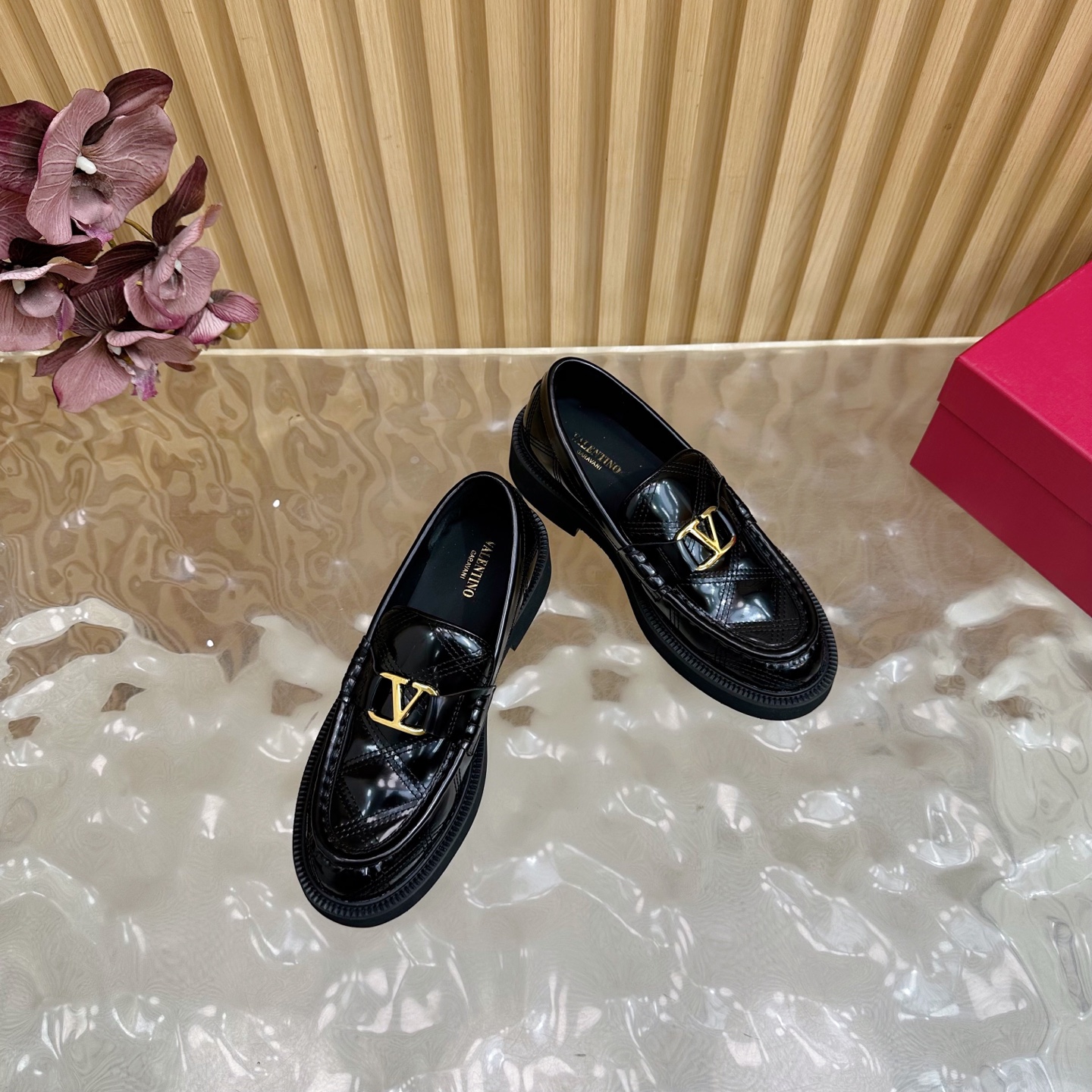 “Valentino’s House Firecracker Metals: 2025 Autumn/Winter Series with Custom Cowhide and Metal Plating” - 图片 6