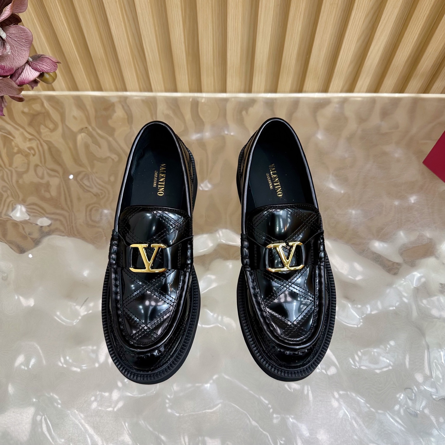 “Valentino’s House Firecracker Metals: 2025 Autumn/Winter Series with Custom Cowhide and Metal Plating” - 图片 5