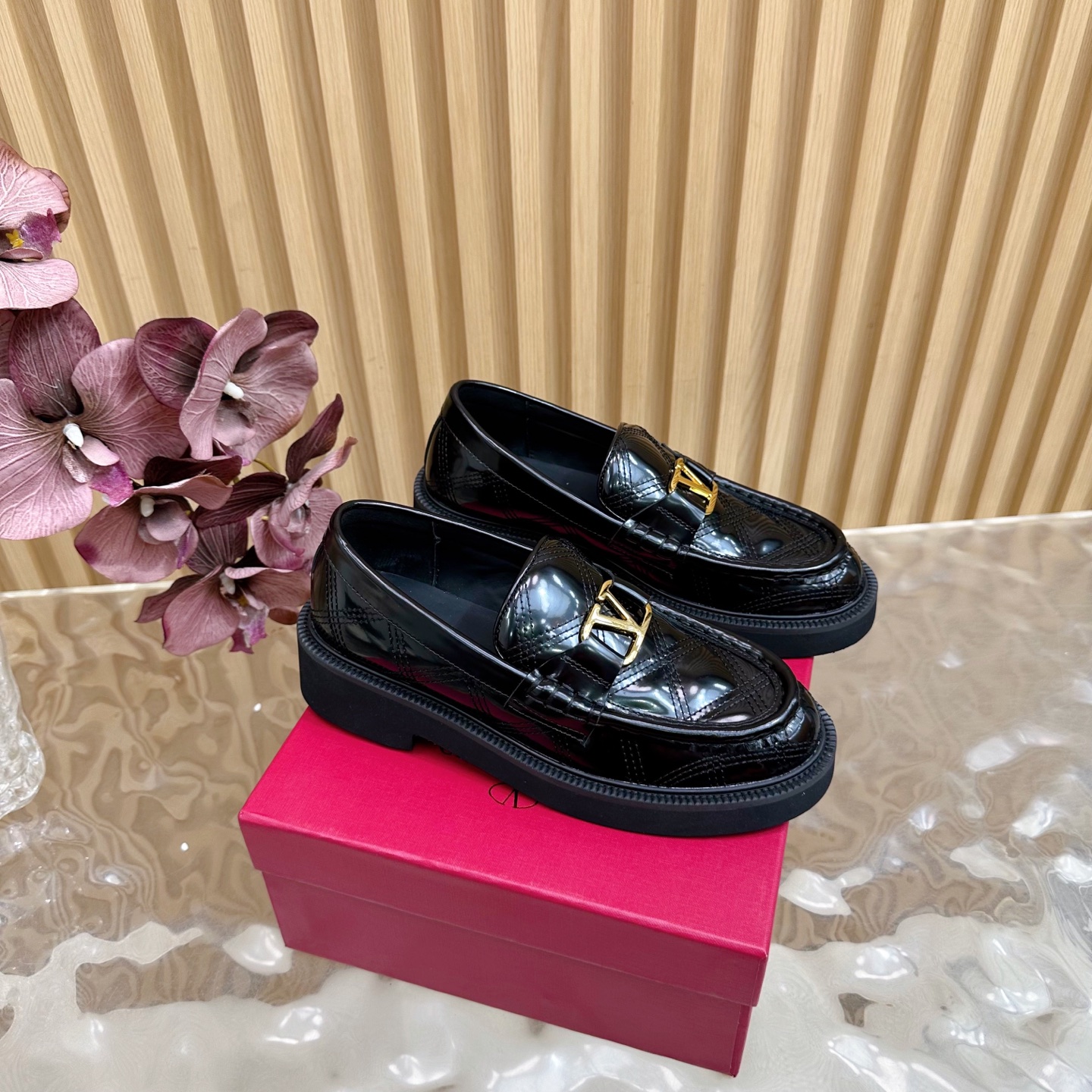 “Valentino’s House Firecracker Metals: 2025 Autumn/Winter Series with Custom Cowhide and Metal Plating”