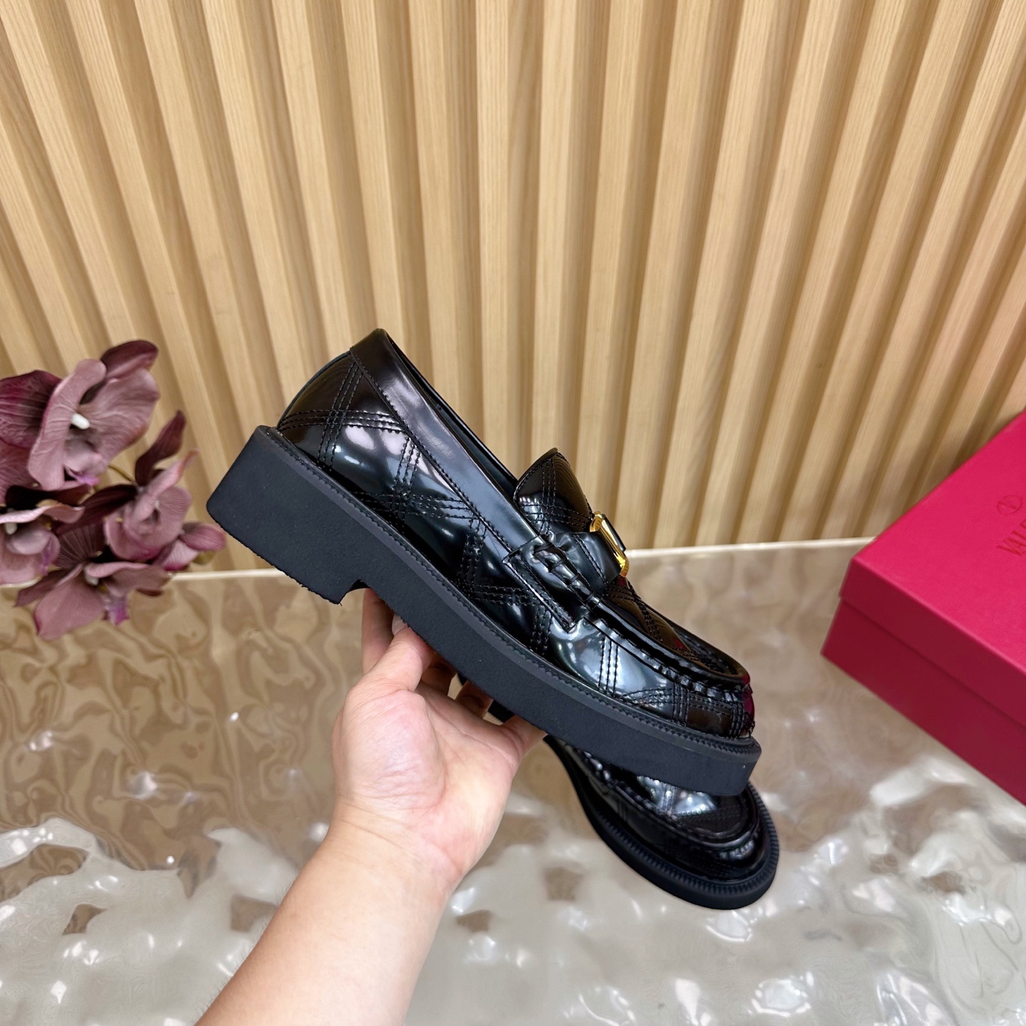 “Valentino’s House Firecracker Metals: 2025 Autumn/Winter Series with Custom Cowhide and Metal Plating” - 图片 9