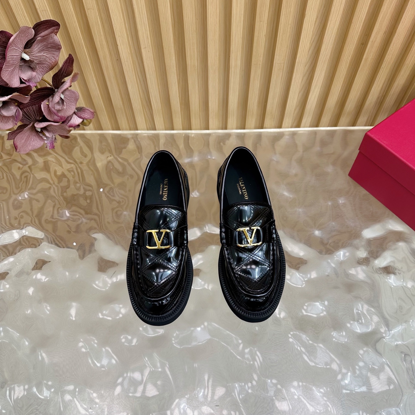 “Valentino’s House Firecracker Metals: 2025 Autumn/Winter Series with Custom Cowhide and Metal Plating” - 图片 4