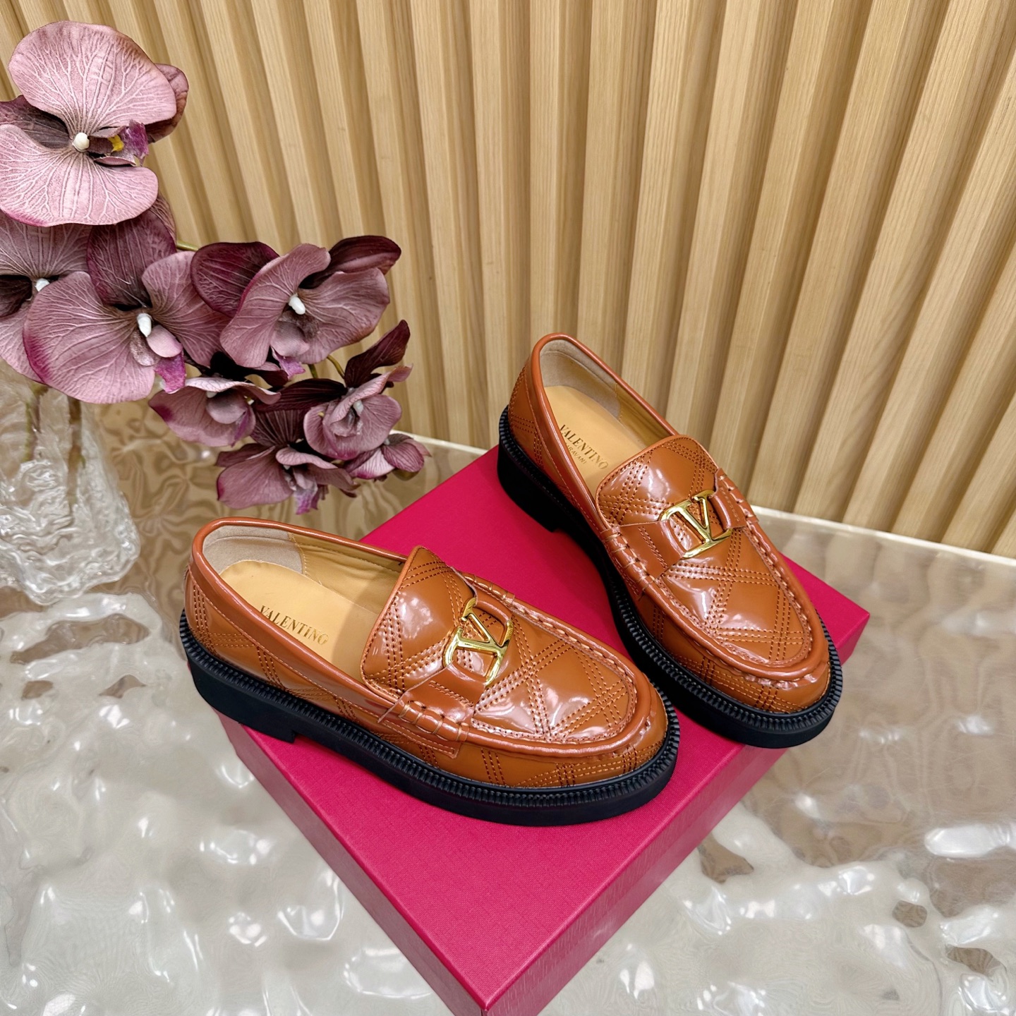 “Valentino’s 2025 Autumn/Winter Firecracker Metals Collection: Stunning Details and Luxurious Materials” - 图片 2