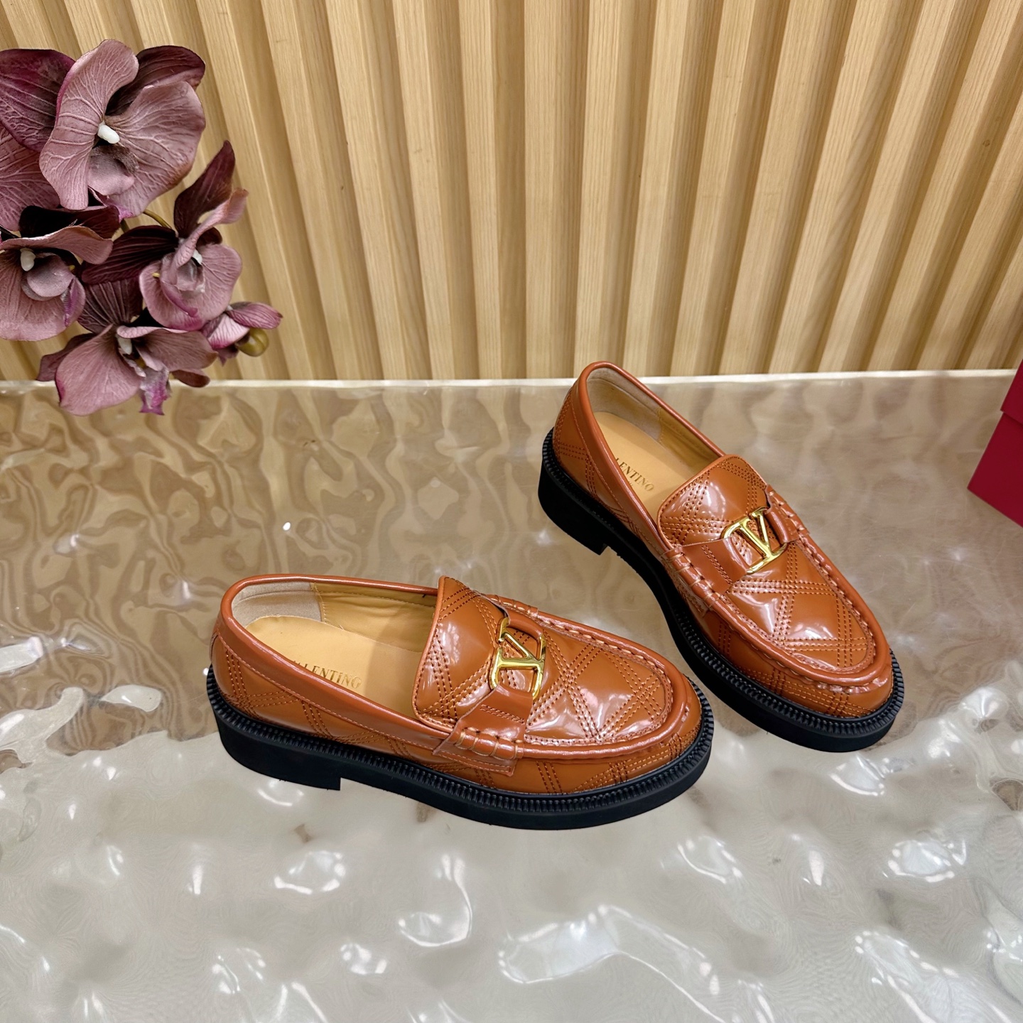 “Valentino’s 2025 Autumn/Winter Firecracker Metals Collection: Stunning Details and Luxurious Materials” - 图片 9