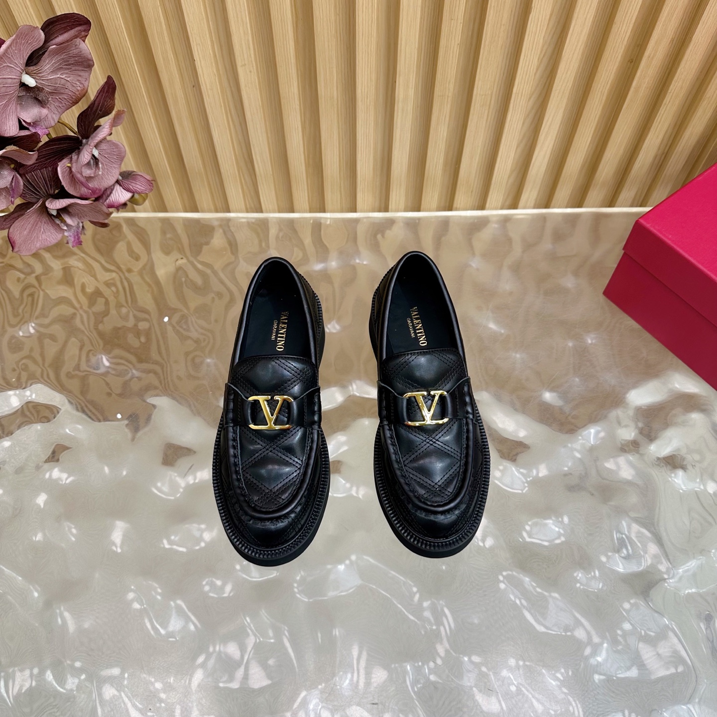“Valentino 2025 Autumn/Winter V Series: Firecracker Metals Collection Details & Features” - 图片 4