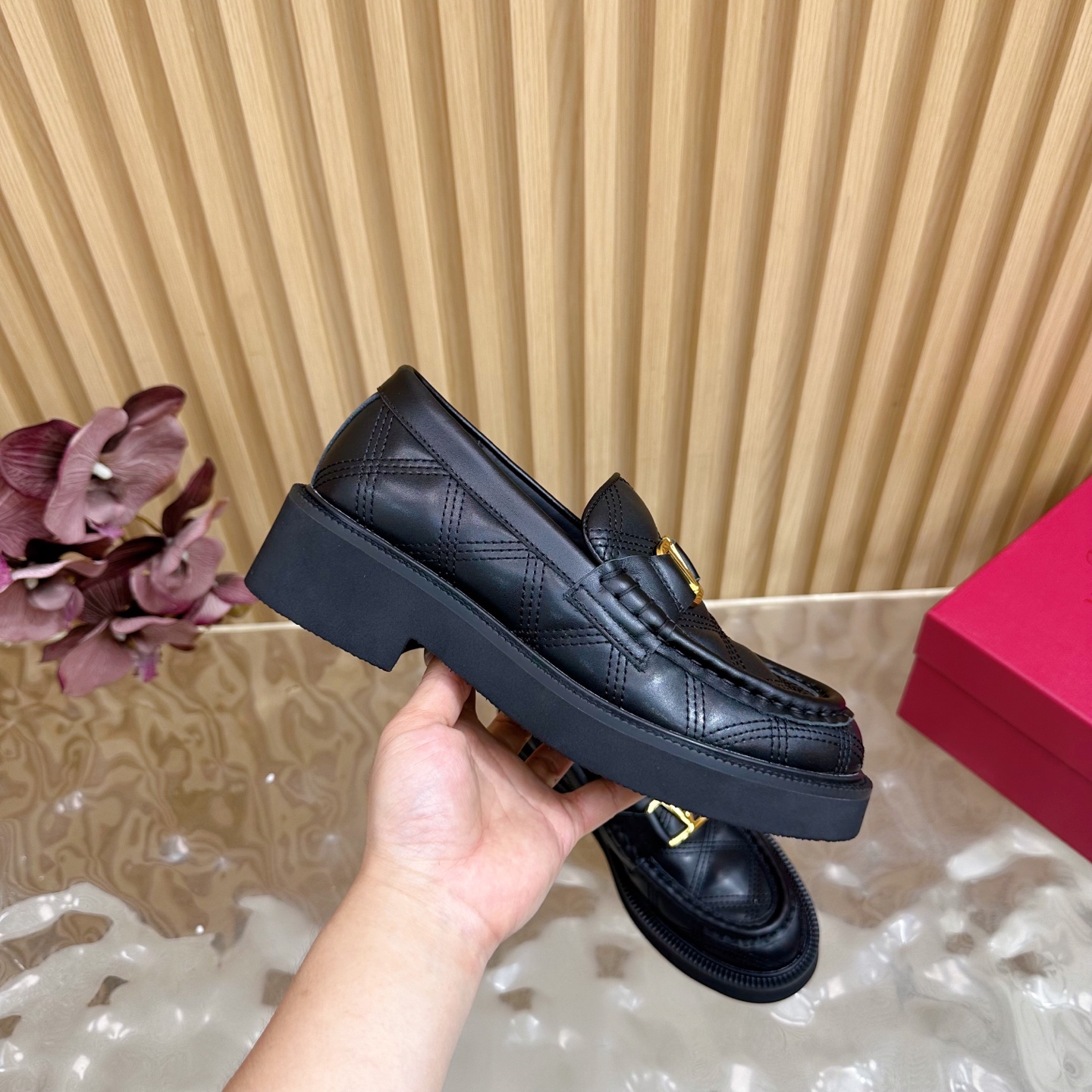 “Valentino 2025 Autumn/Winter V Series: Firecracker Metals Collection Details & Features” - 图片 8