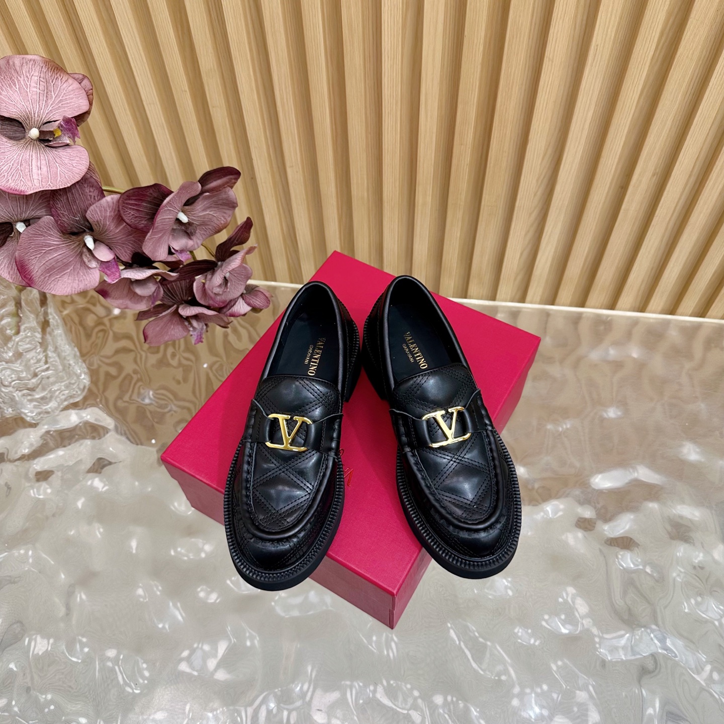 “Valentino 2025 Autumn/Winter V Series: Firecracker Metals Collection Details & Features” - 图片 3