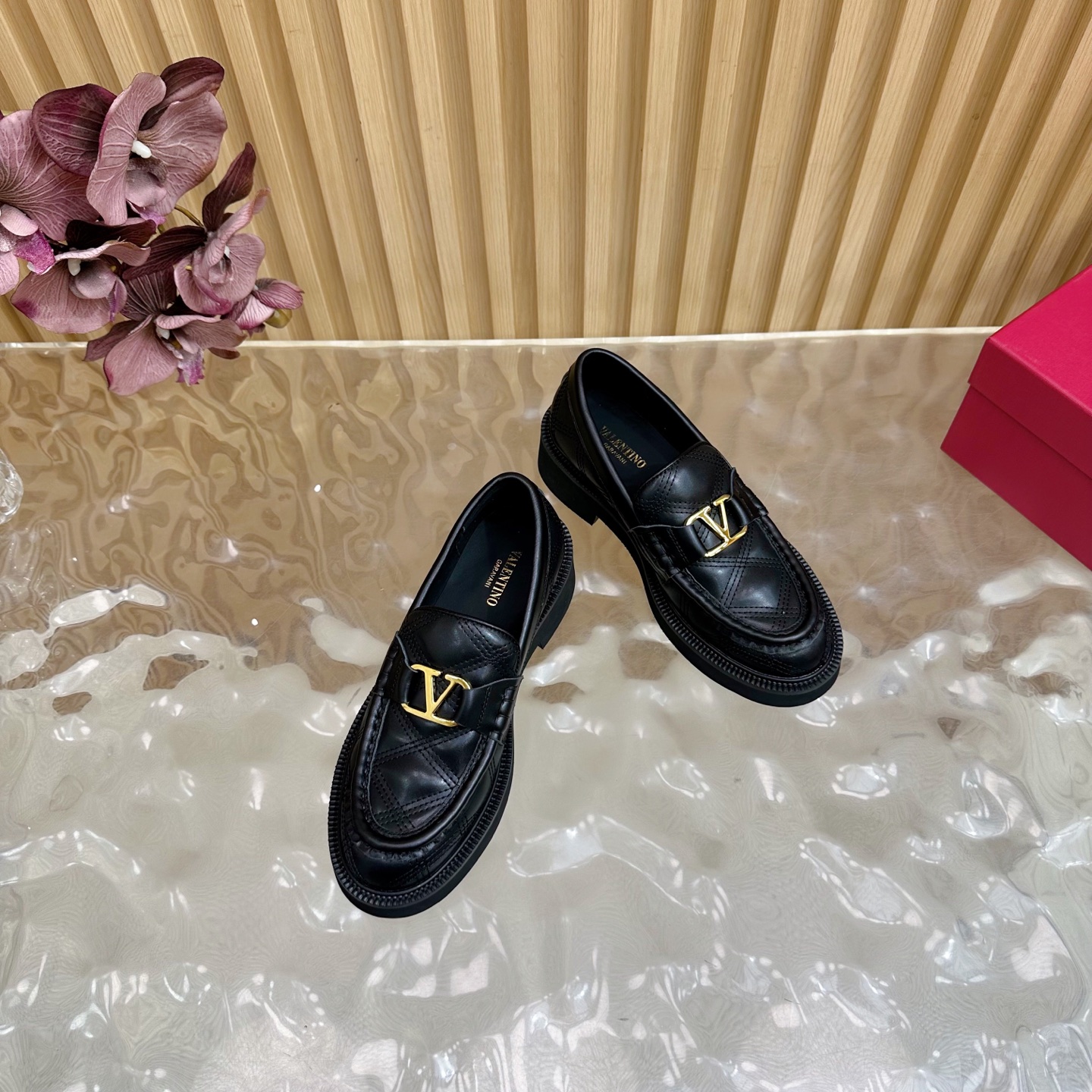 “Valentino 2025 Autumn/Winter V Series: Firecracker Metals Collection Details & Features” - 图片 6