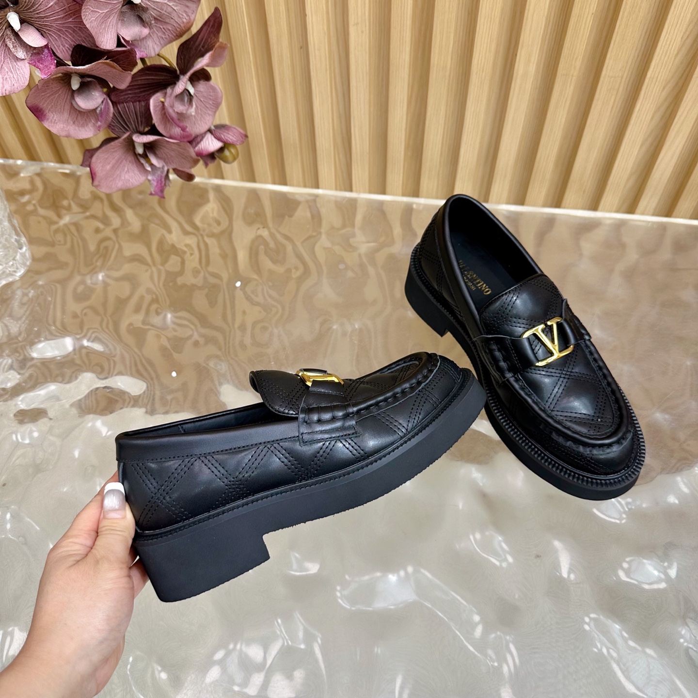 “Valentino 2025 Autumn/Winter V Series: Firecracker Metals Collection Details & Features” - 图片 9
