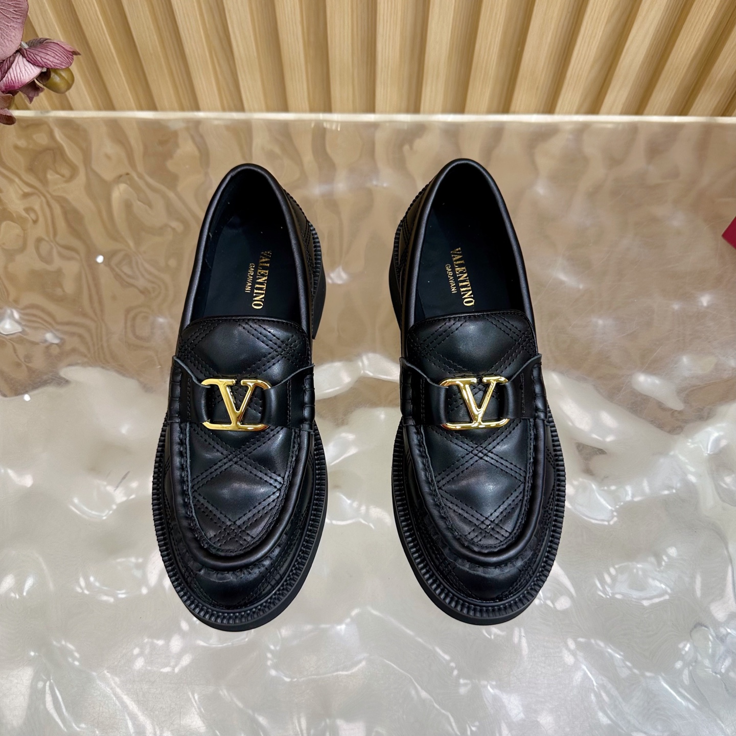 “Valentino 2025 Autumn/Winter V Series: Firecracker Metals Collection Details & Features” - 图片 5