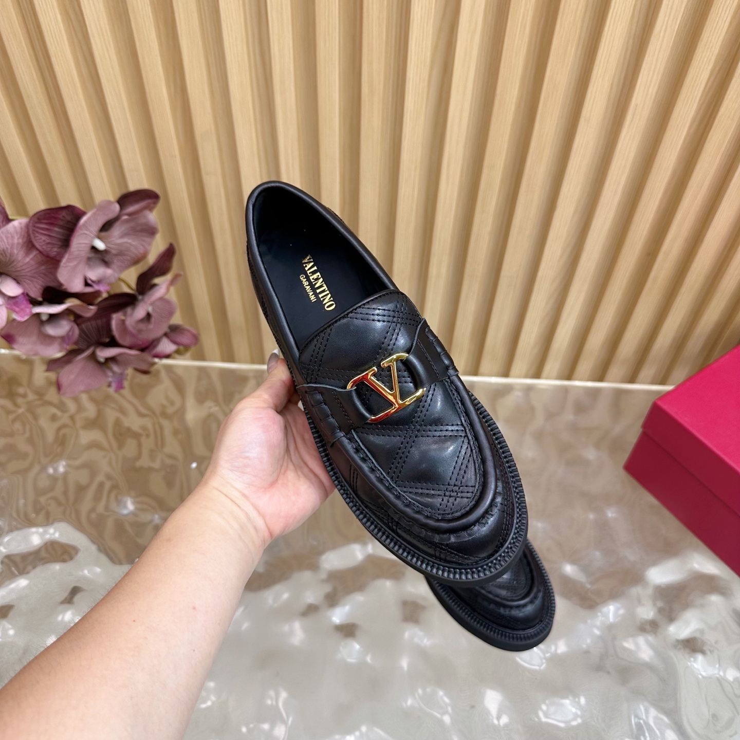 “Valentino 2025 Autumn/Winter V Series: Firecracker Metals Collection Details & Features” - 图片 7