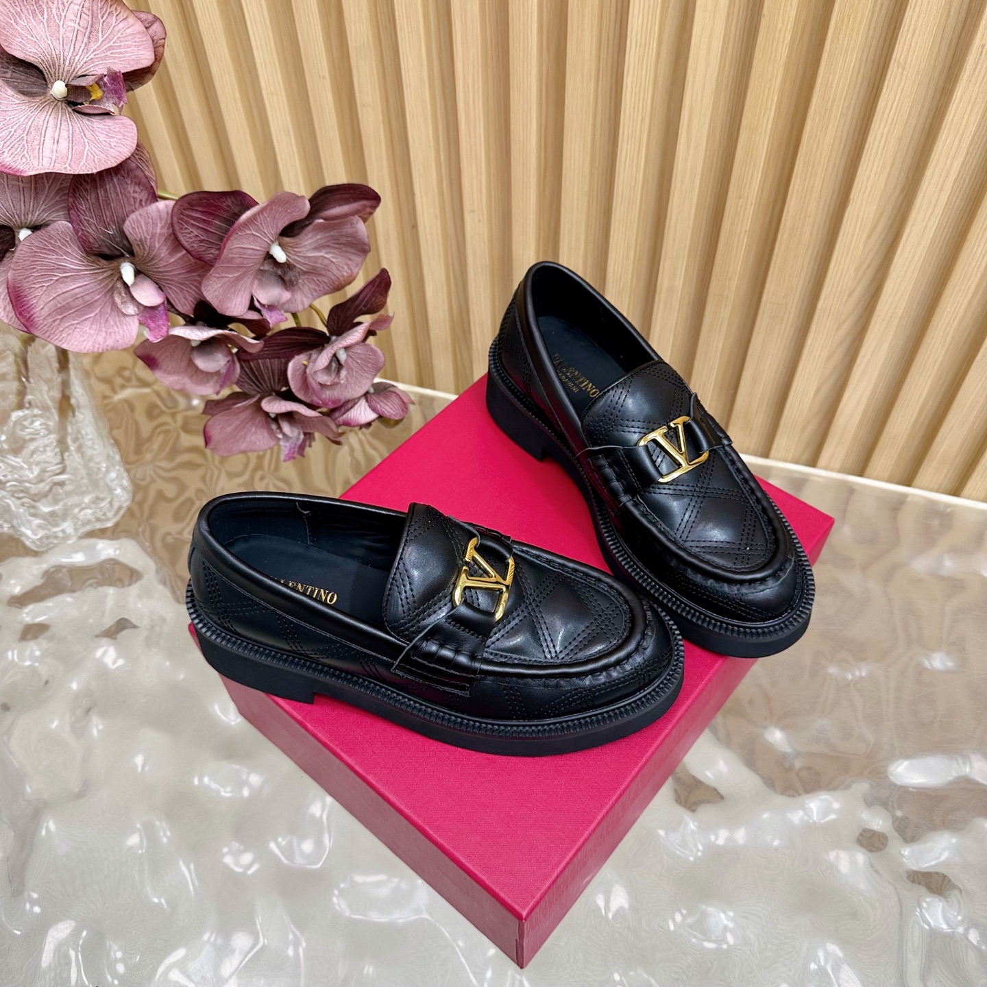 “Valentino 2025 Autumn/Winter V Series: Firecracker Metals Collection Details & Features” - 图片 2
