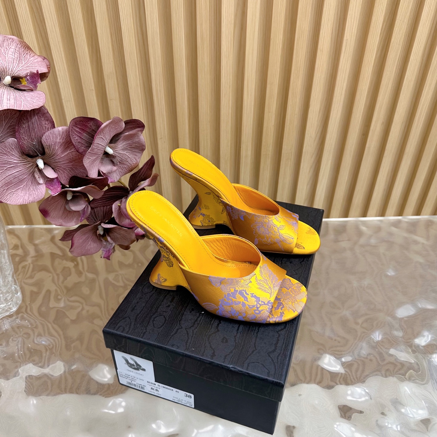 NO:901707,2025 spring and summer new styles are on sale at the same time at counters #Dries Von noten # DVN # Galaxy Stars are worn on the feet. There is no need for too many gorgeous words. It’s hard not to love these shoes. The super heavy beading craftsmanship is paired with crystal transparent wedge heels. An unambiguous style at all. A very avant-garde sandal —————————————Material patent leather/silk, lining sheepskin, heel height 10.5cm, outsole, original genuine leather injection molded outsole  Size 35/42 (40, 41, 42 customized), high heels and slippers, sandals, high heels, slippers, sheepskin, real silk198609092025春夏新款 专柜同步发售#Dries Von noten # DVN #银河繁星穿在脚上 无需过多华丽的文字 这些子很难让人不爱 超重工的钉珠工艺 搭配水晶透明坡跟 一点都不含糊的风格 非常先锋的一款凉鞋 ——————————— 面料漆皮/真丝 内里羊皮 跟高10.5cm 大底原版真皮注塑大底 码数35/42（40,41,42定制）,高跟鞋拖鞋,sandals,high heels,slippers,sheepskin,real silk,Women's Shoes