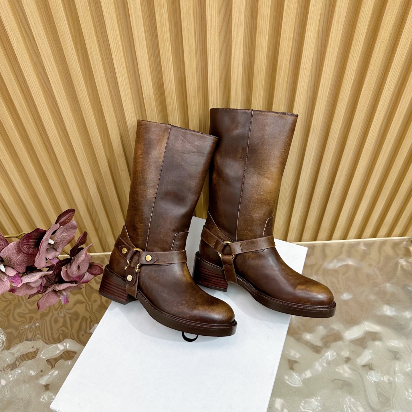 Title: CHLOE CLOLOY 2025 Retrofitted Engine Boots Description Summary: Italian-made boots with thick skin, rubber plating, and unique design, suitable for sizes 35 - 图片 2