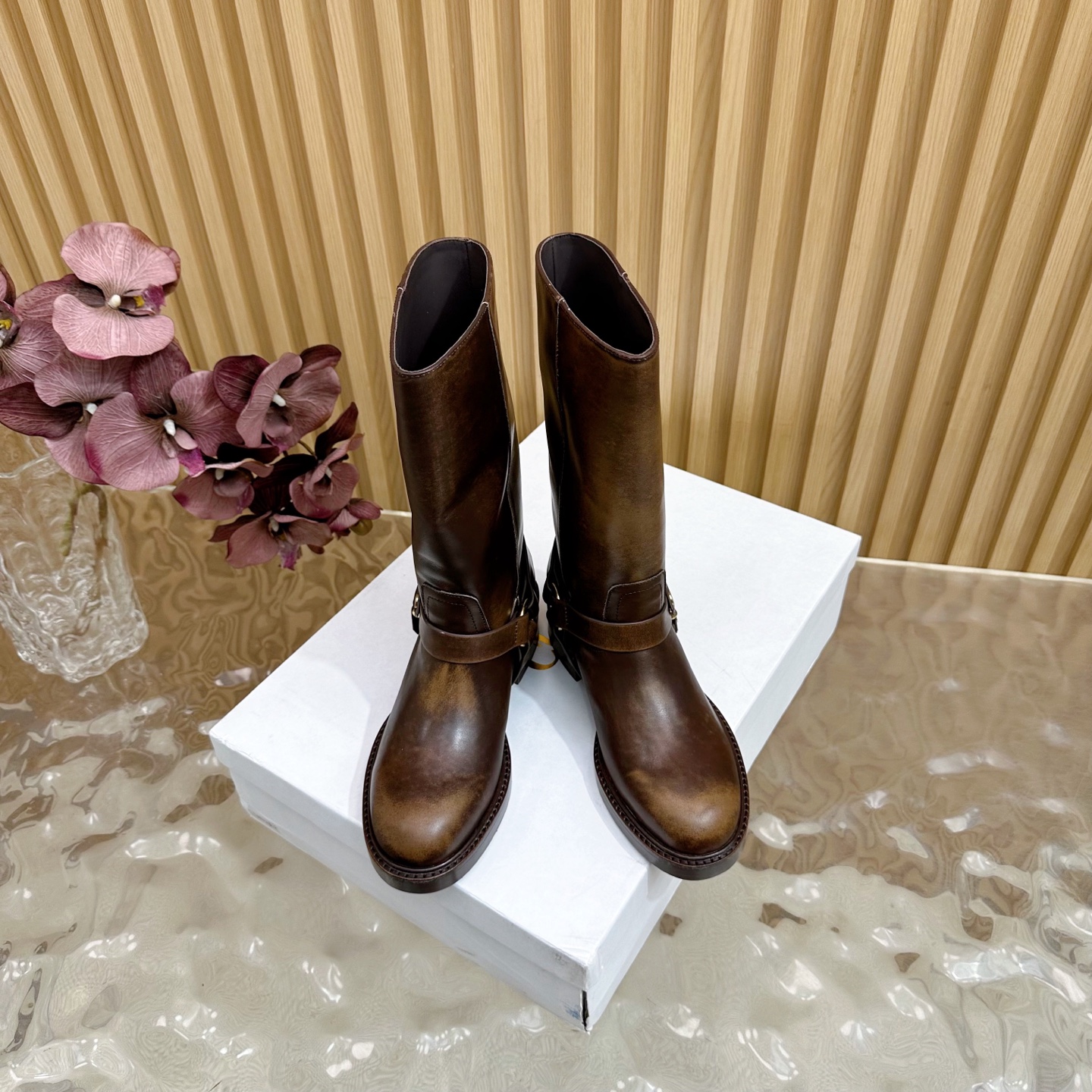 Title: CHLOE CLOLOY 2025 Retrofitted Engine Boots Description Summary: Italian-made boots with thick skin, rubber plating, and unique design, suitable for sizes 35 - 图片 3